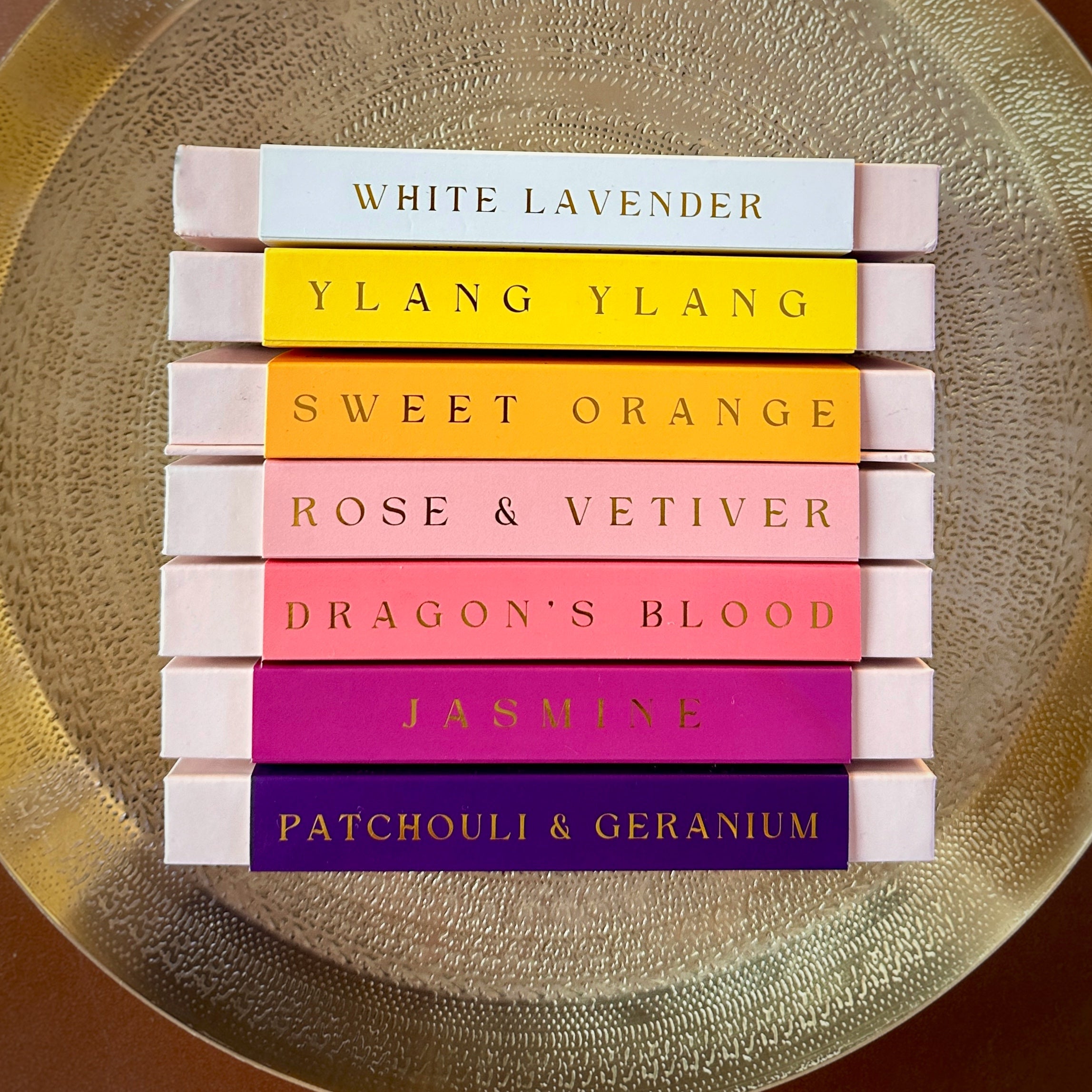 The Golden Altar Räucherstäbchen – Farbverlauf von Weiß bis Violett mit White Lavender, Ylang Ylang, Sweet Orange, Rose & Vetiver, Dragon’s Blood, Jasmine und Patchouli & Geranium luxuriös arrangiert.