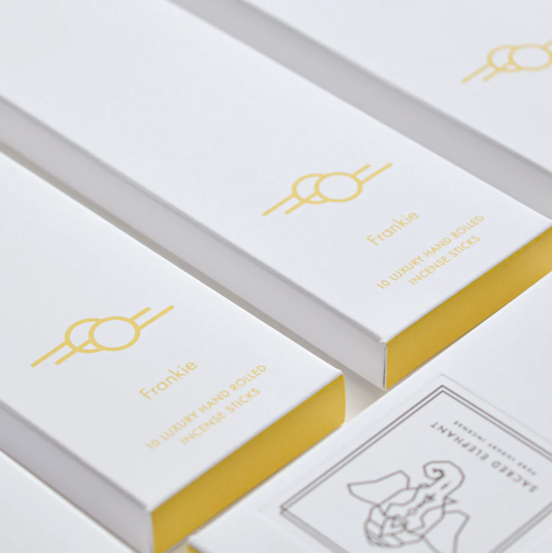 Verpackung der Frankie Räucherstäbchen von Sacred Elephant mit gelbem Akzent – Luxury Hand Rolled Incense