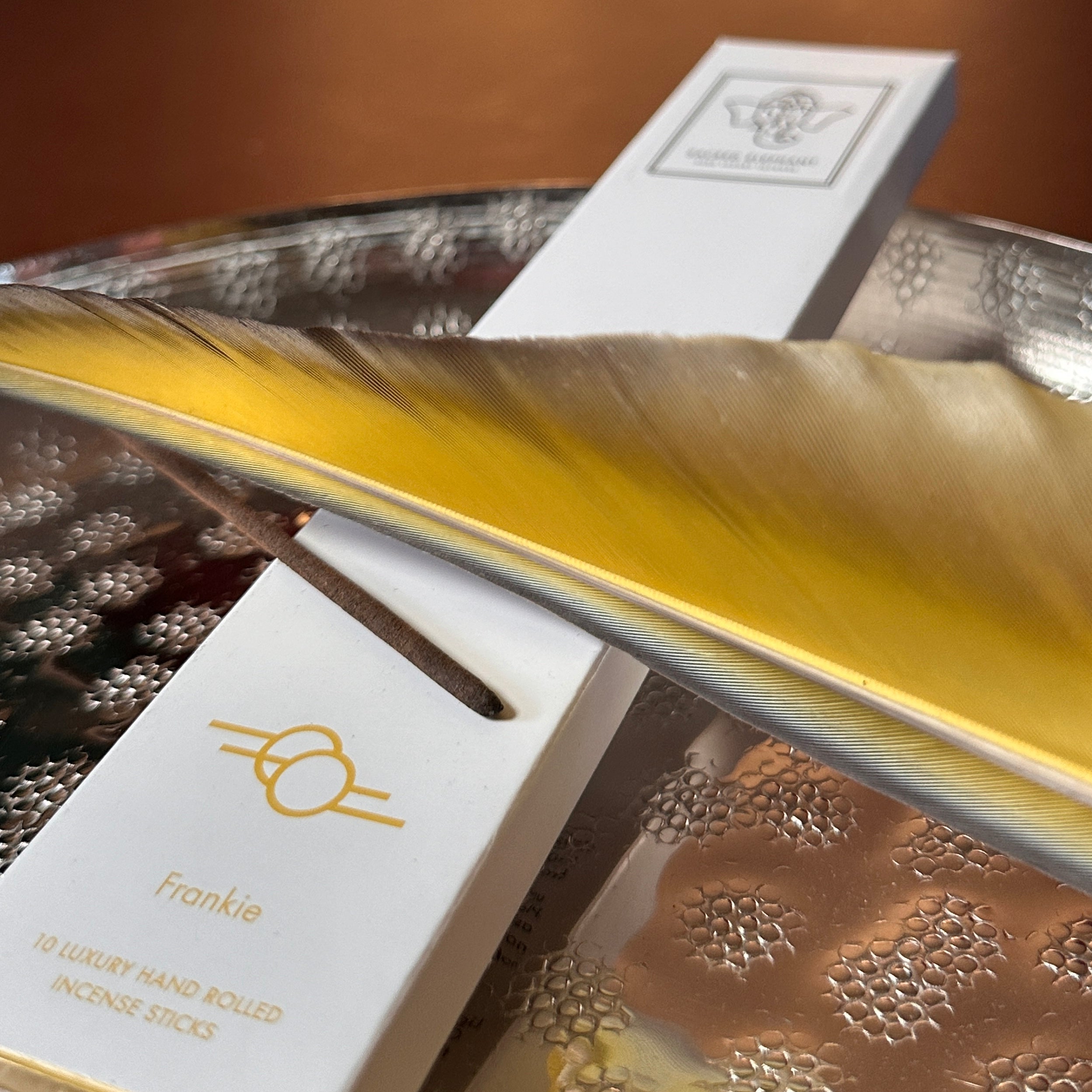Frankie Räucherstäbchen von Sacred Elephant – handgerollt, hell, mit goldener Feder und Zitrus-Weihrauch-Duft