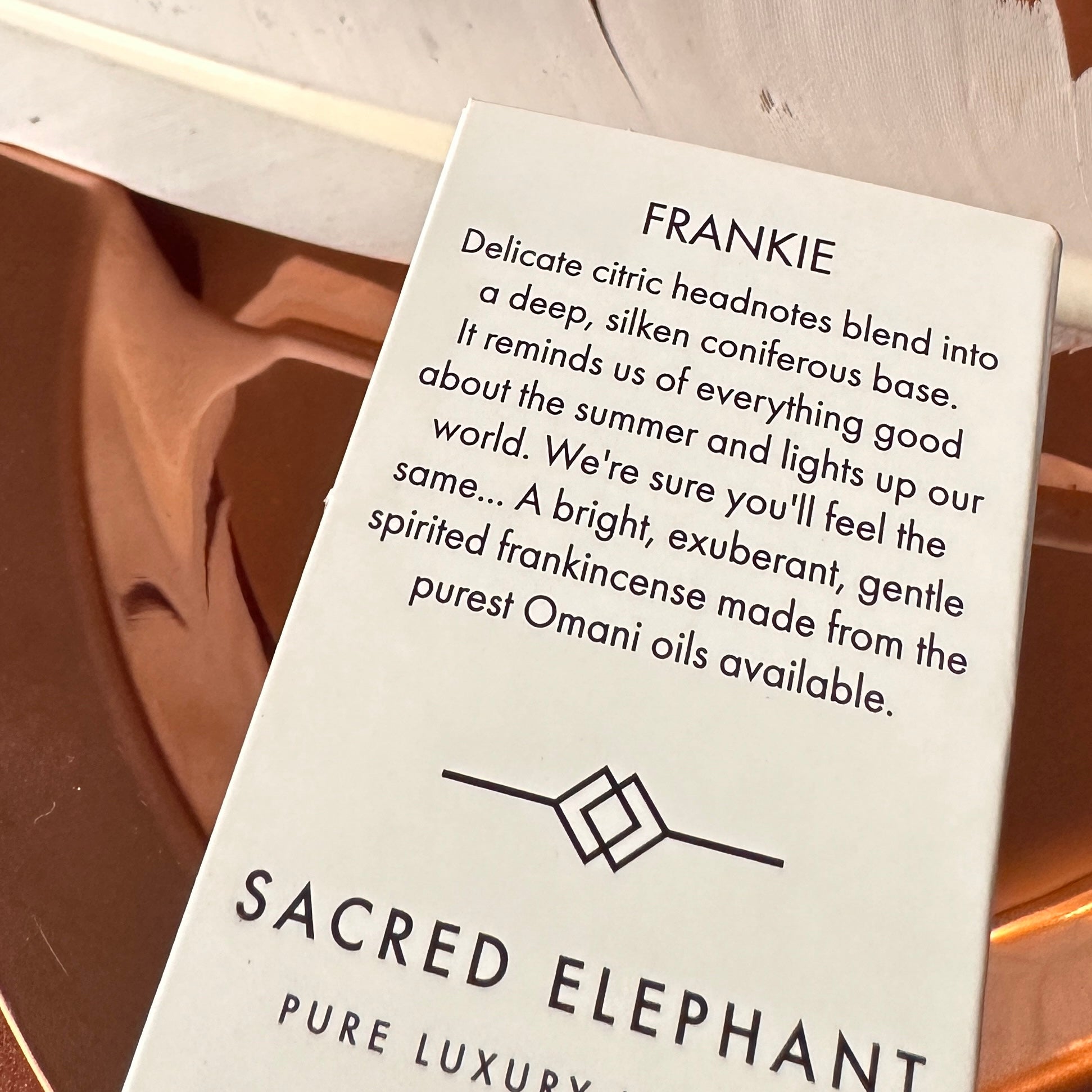 Detailaufnahme der Frankie Verpackung von Sacred Elephant mit Beschreibung des Duftes