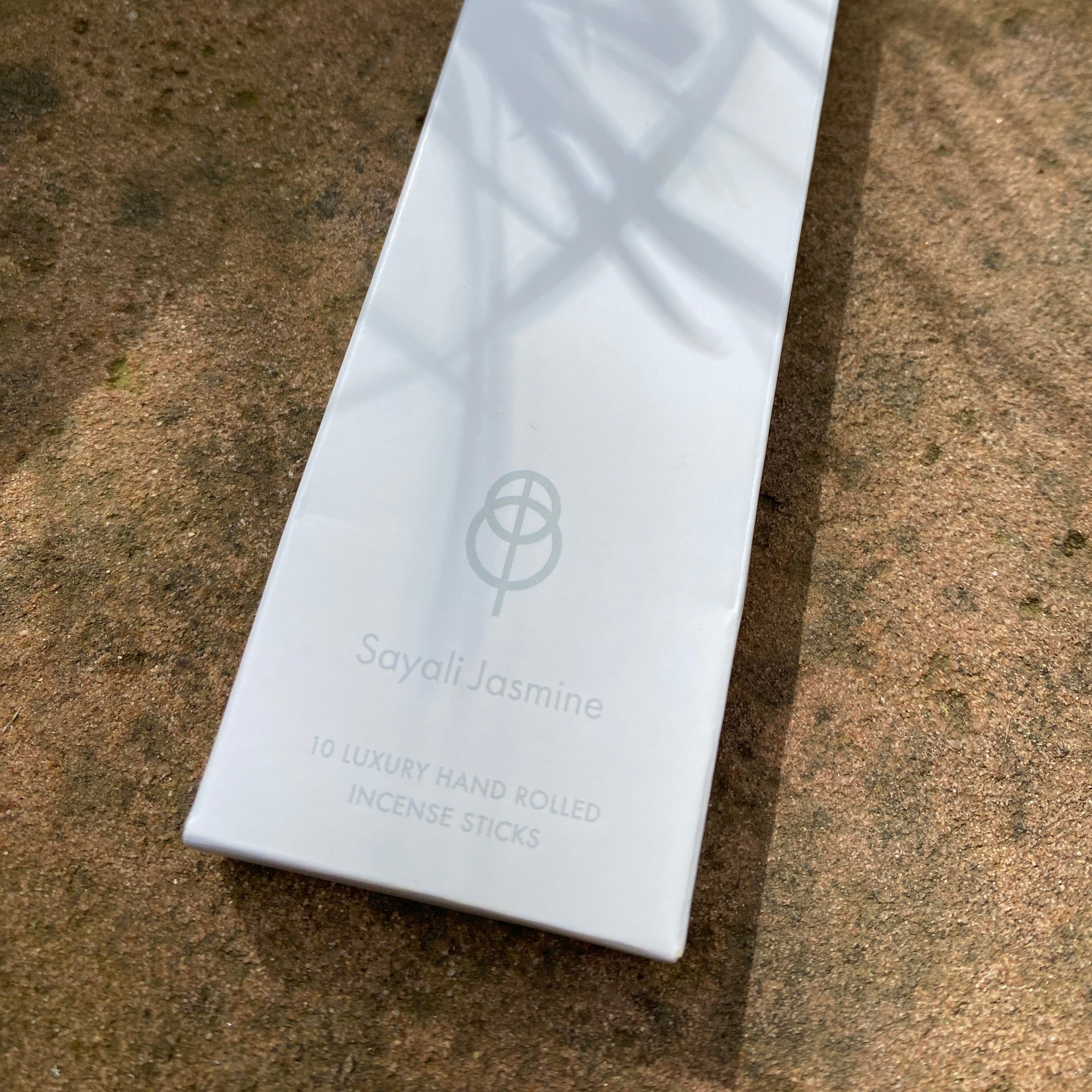 Sacred Elephant Sayali Jasmine Räucherstäbchen – elegante Packung im Sonnenlicht, sanfter Duft von Jasmin, handgerollt & vegan.