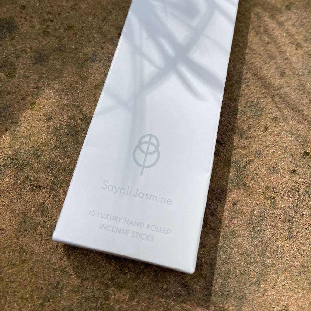 Sacred Elephant Sayali Jasmine Räucherstäbchen – elegante Packung im Sonnenlicht, sanfter Duft von Jasmin, handgerollt & vegan.