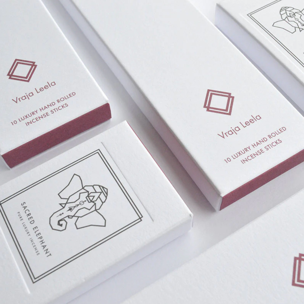Sacred Elephant Vraja Leela Räucherstäbchen – floraler Duft aus Jasmin, Rose, Lavendel & Sandelholz, handgerollt, vegan, harmonisierend.