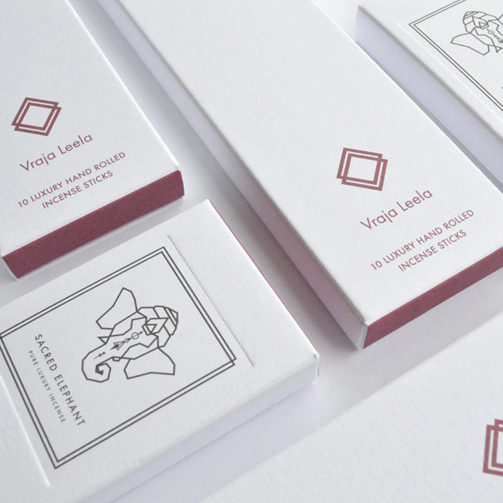 Sacred Elephant Vraja Leela Räucherstäbchen – floraler Duft aus Jasmin, Rose, Lavendel & Sandelholz, handgerollt, vegan, harmonisierend.