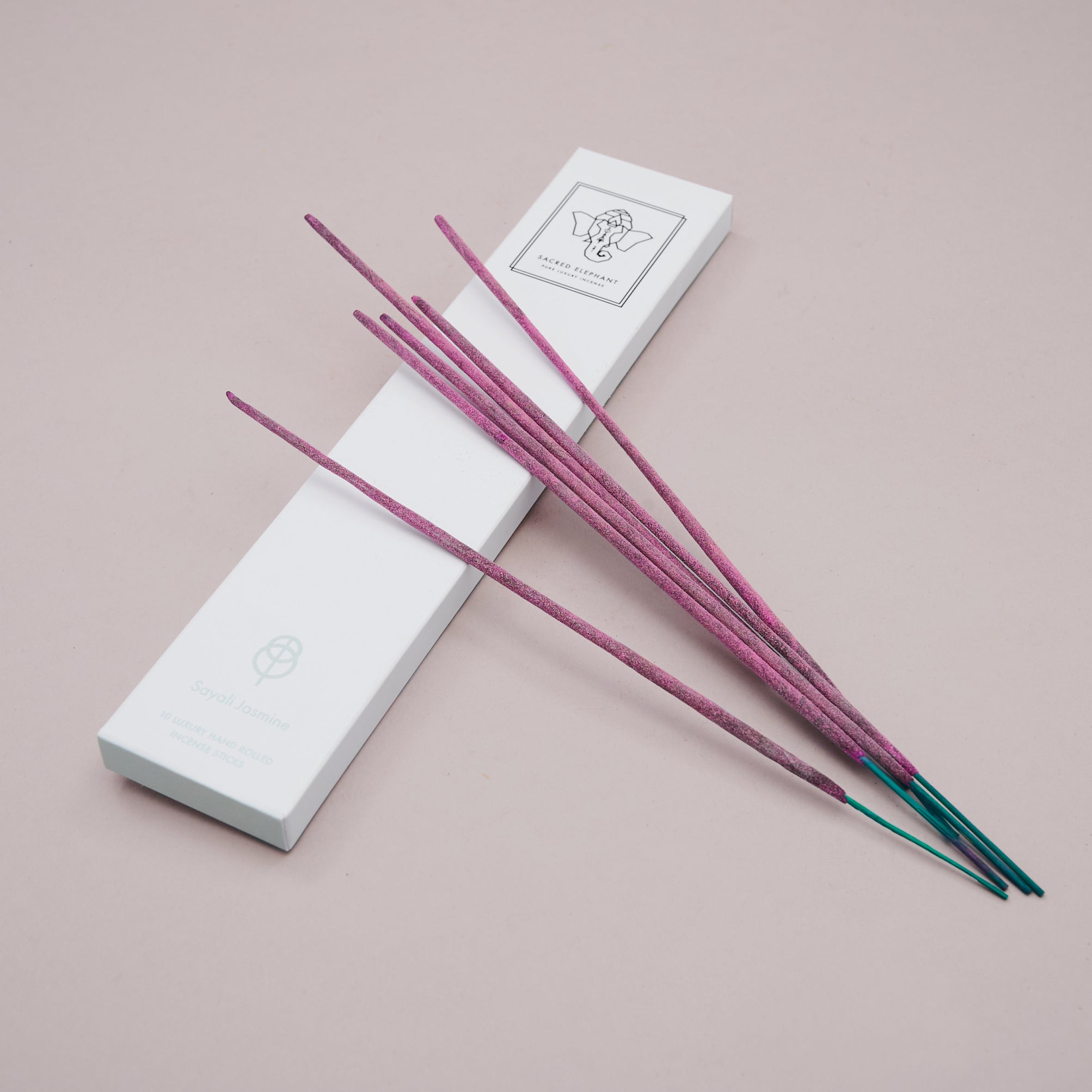 Sayali Jasmine Räucherstäbchen – feine, naturreine Jasmin-Sticks von Sacred Elephant auf hellem Grund, floral und harmonisierend.