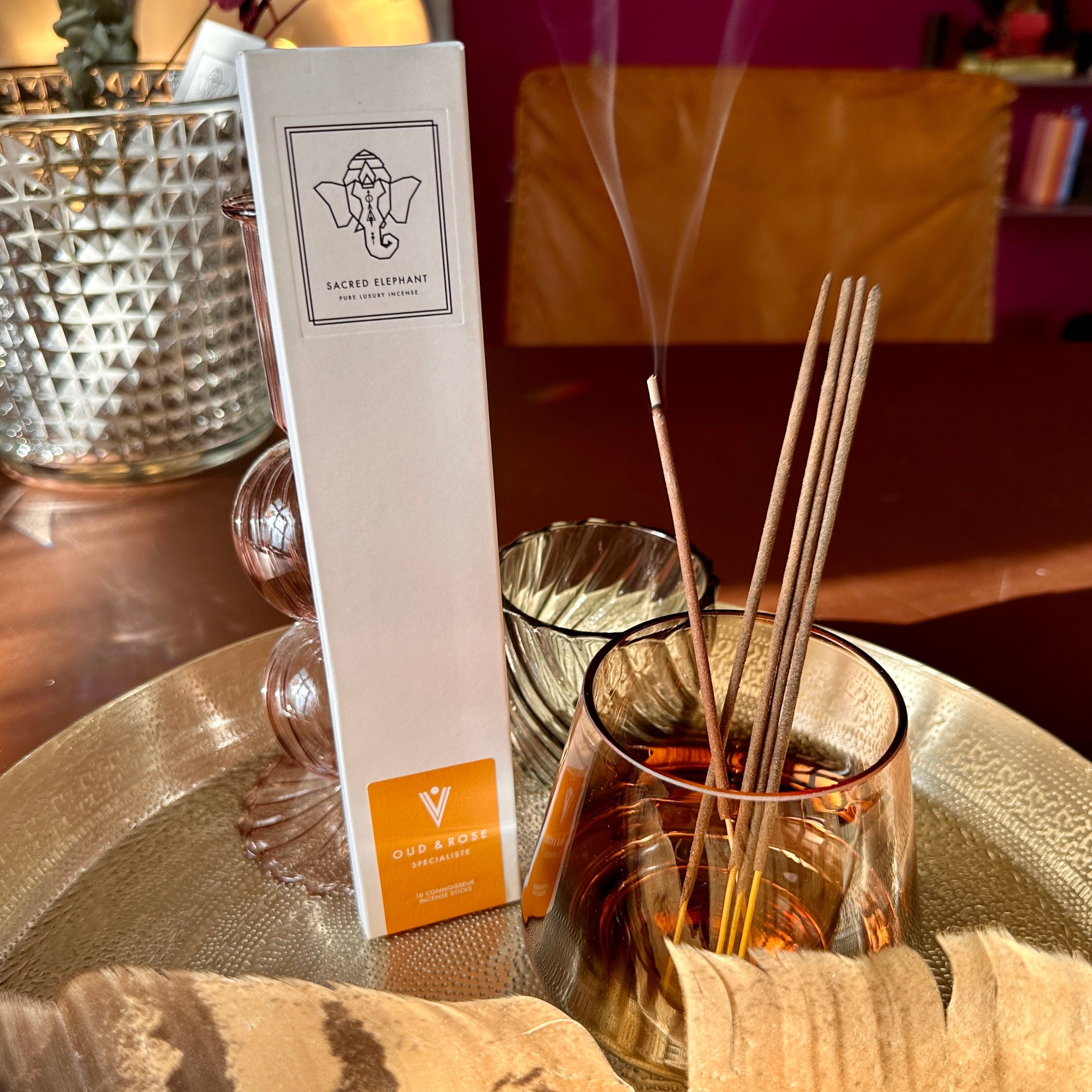 Oud & Rose Spécialiste Räucherstäbchen im Ritual-Setting – goldene Schale, Kerzenlicht und warme Atmosphäre.