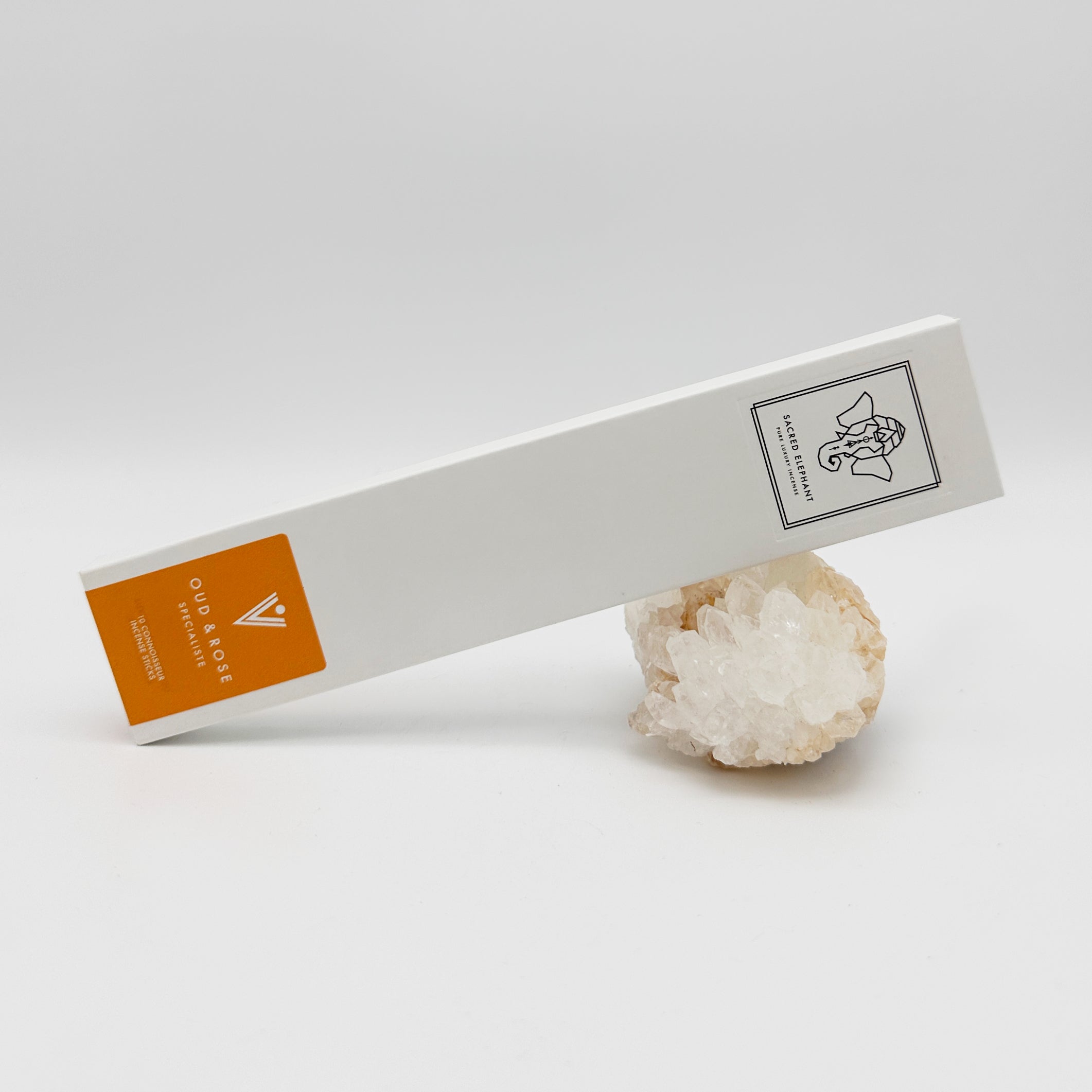 Sacred Elephant – Oud & Rose Spécialiste Räucherstäbchen, handgerollt, naturrein & vegan – präsentiert auf einem Kristall.