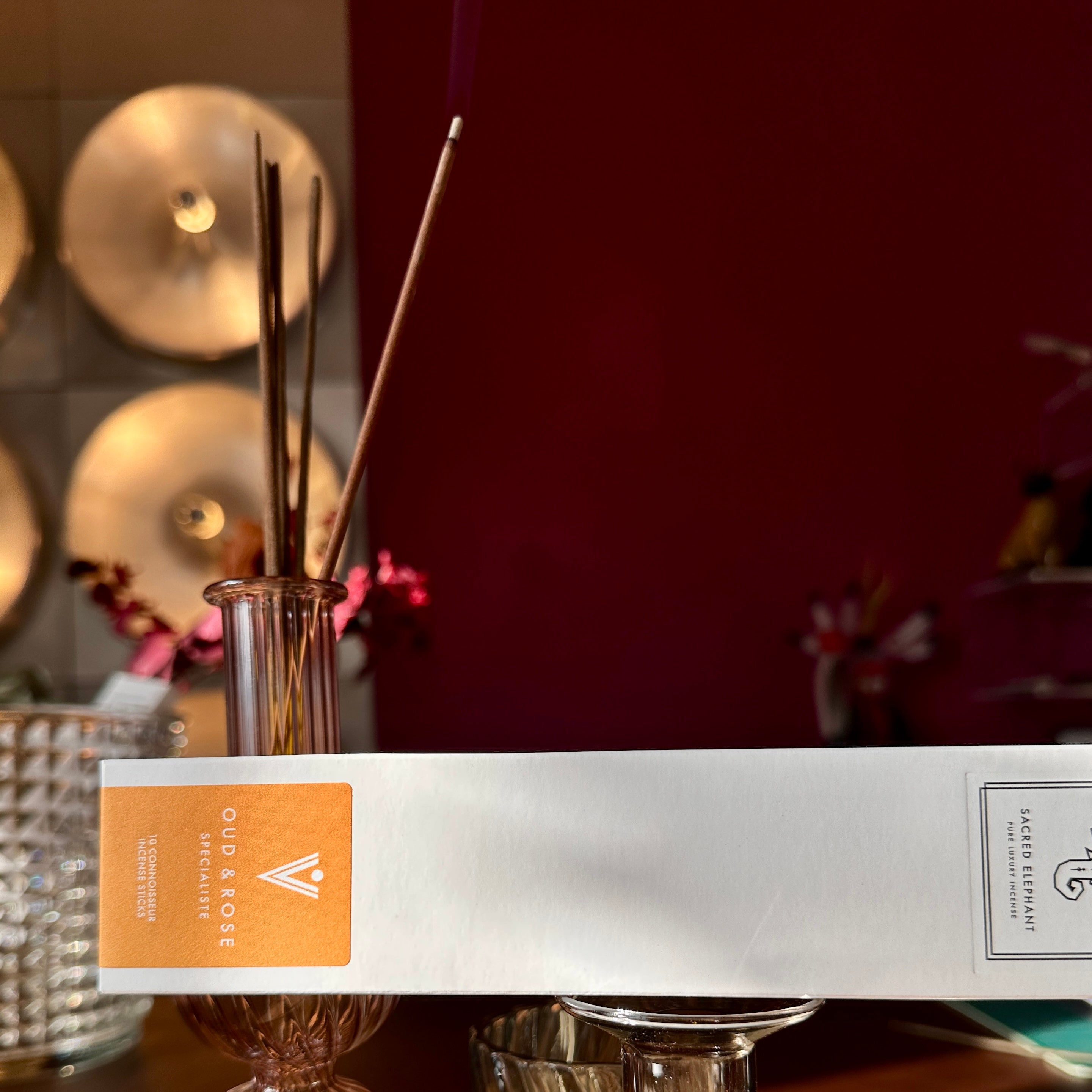 Brennende Oud & Rose Spécialiste Räucherstäbchen – sinnlich, elegant, tief – von Sacred Elephant.