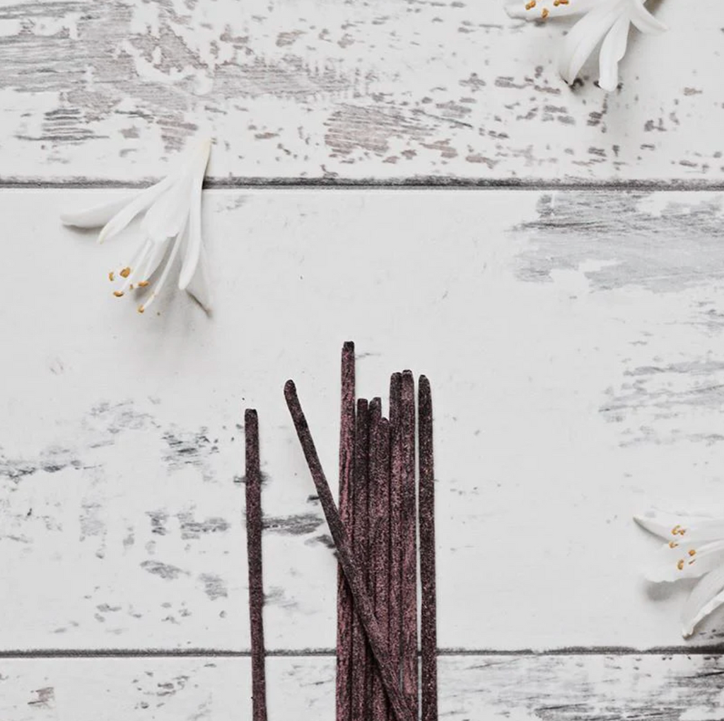Sacred Elephant Sayali Jasmine 50 g Räucherstäbchen – floraler Jasminduft auf hellem Holz mit weißen Blüten.