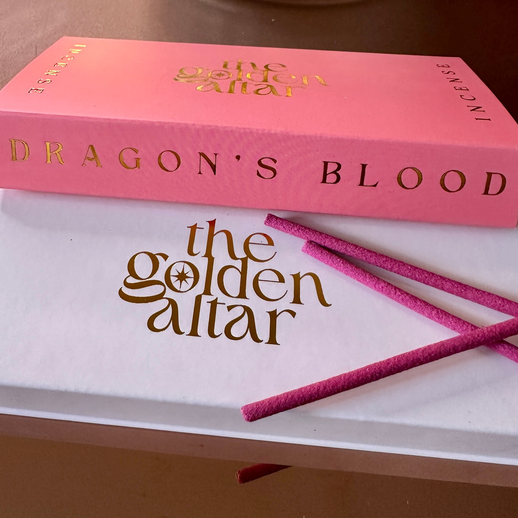 The Golden Altar Dragon’s Blood Räucherstäbchen – kräftiger, mystischer Duft in pink-goldener Verpackung, luxuriös inszeniert auf weißem Untergrund.