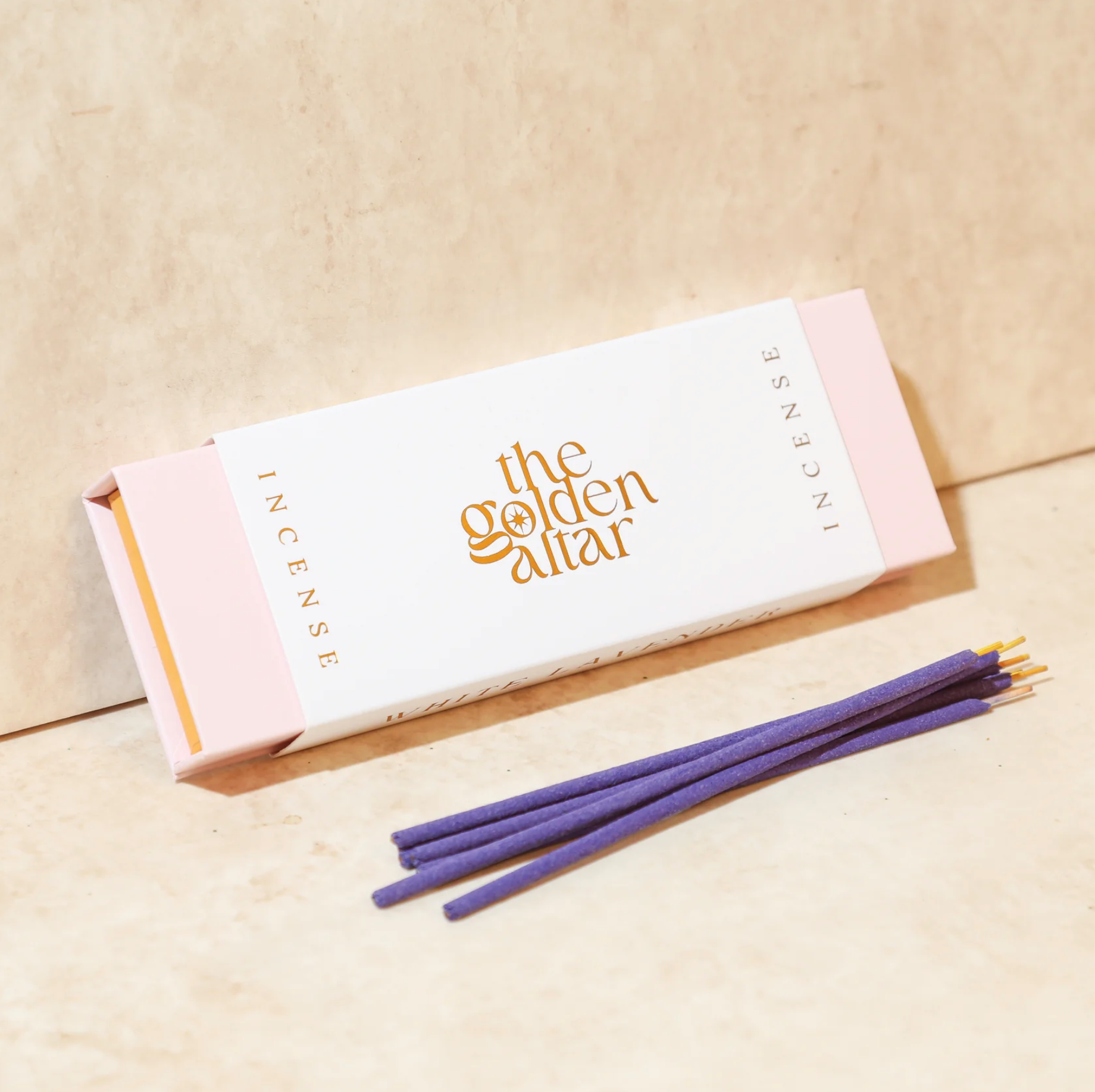 Detailaufnahme der The Golden Altar White Lavender Verpackung mit goldener Prägung – clean, edel und modern.