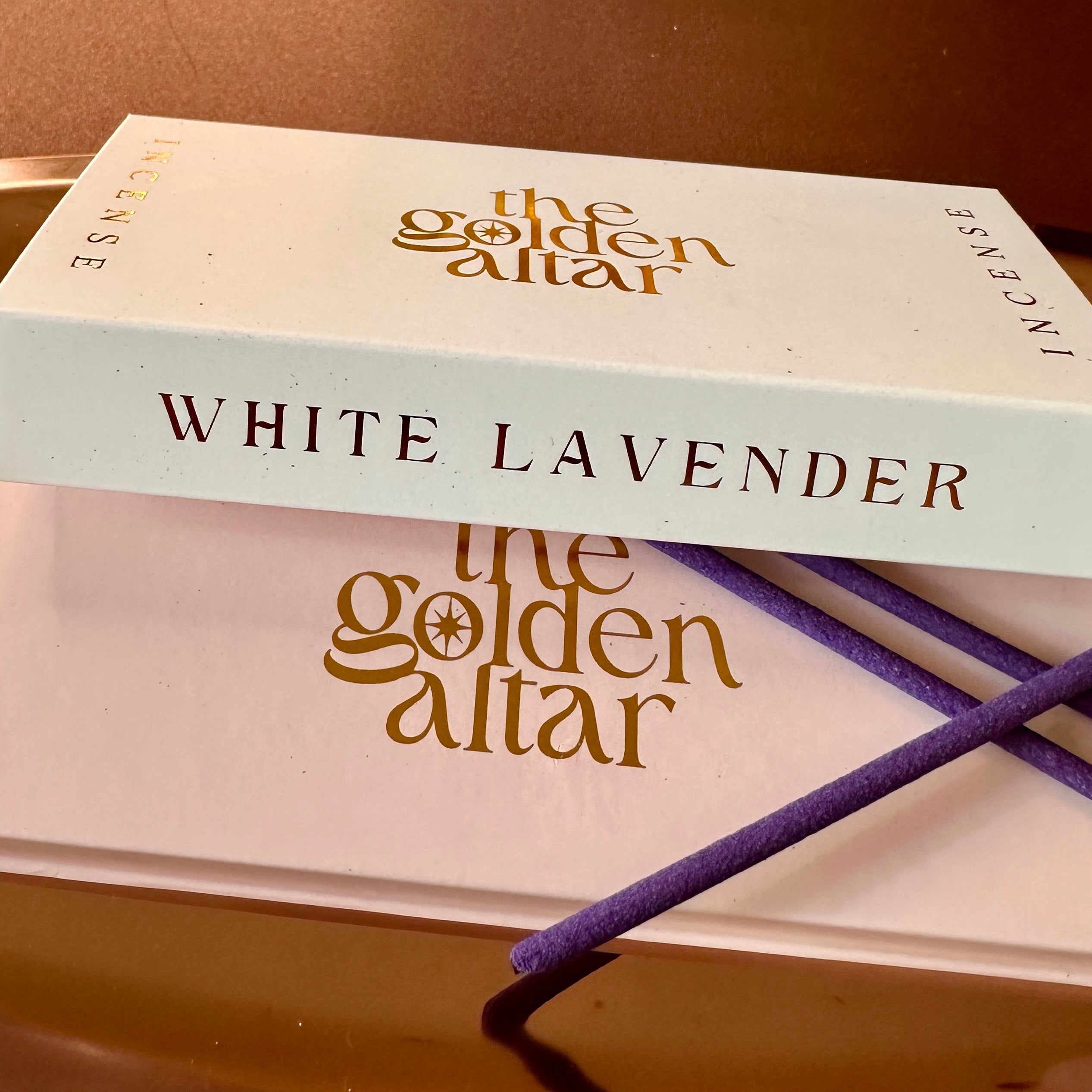 The Golden Altar White Lavender Räucherstäbchen – sanfter, weißer Duft in eleganter Verpackung mit violetten Stäbchen, luxuriös und rein.