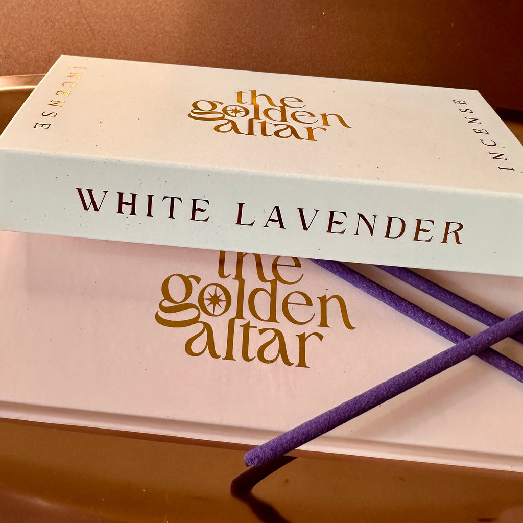 The Golden Altar White Lavender Räucherstäbchen – sanfter, weißer Duft in eleganter Verpackung mit violetten Stäbchen, luxuriös und rein.
