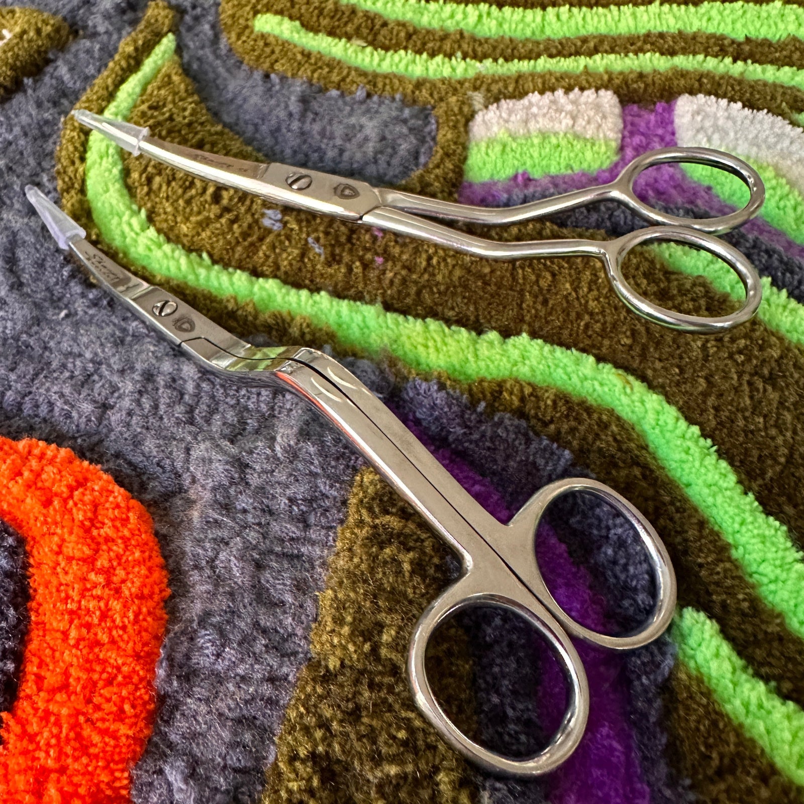 Freies Tufting im Atelier – Zeit für dein Projekt. Wenn die Profi-Scheren zum Einsatz kommen, wird jede Kontur haarscharf rau gearbeitet.