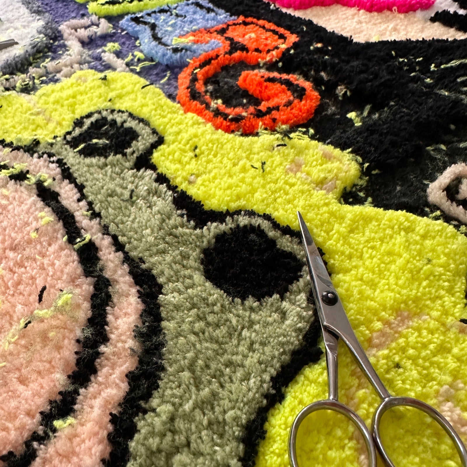 Freies Tufting im Atelier – Zeit für dein Projekt. Konturen schneiden und Feinheiten raus arbeiten gibt deinem Textilkunstwerk den richtigen Glow.