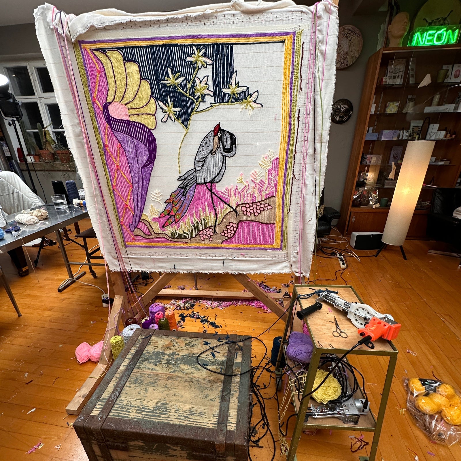 Freies Tufting im Atelier – Zeit für dein Projekt. Auch wenn es draußen schon dunkel ist, in dir brennt das Licht, das dich weiter machen lässt.