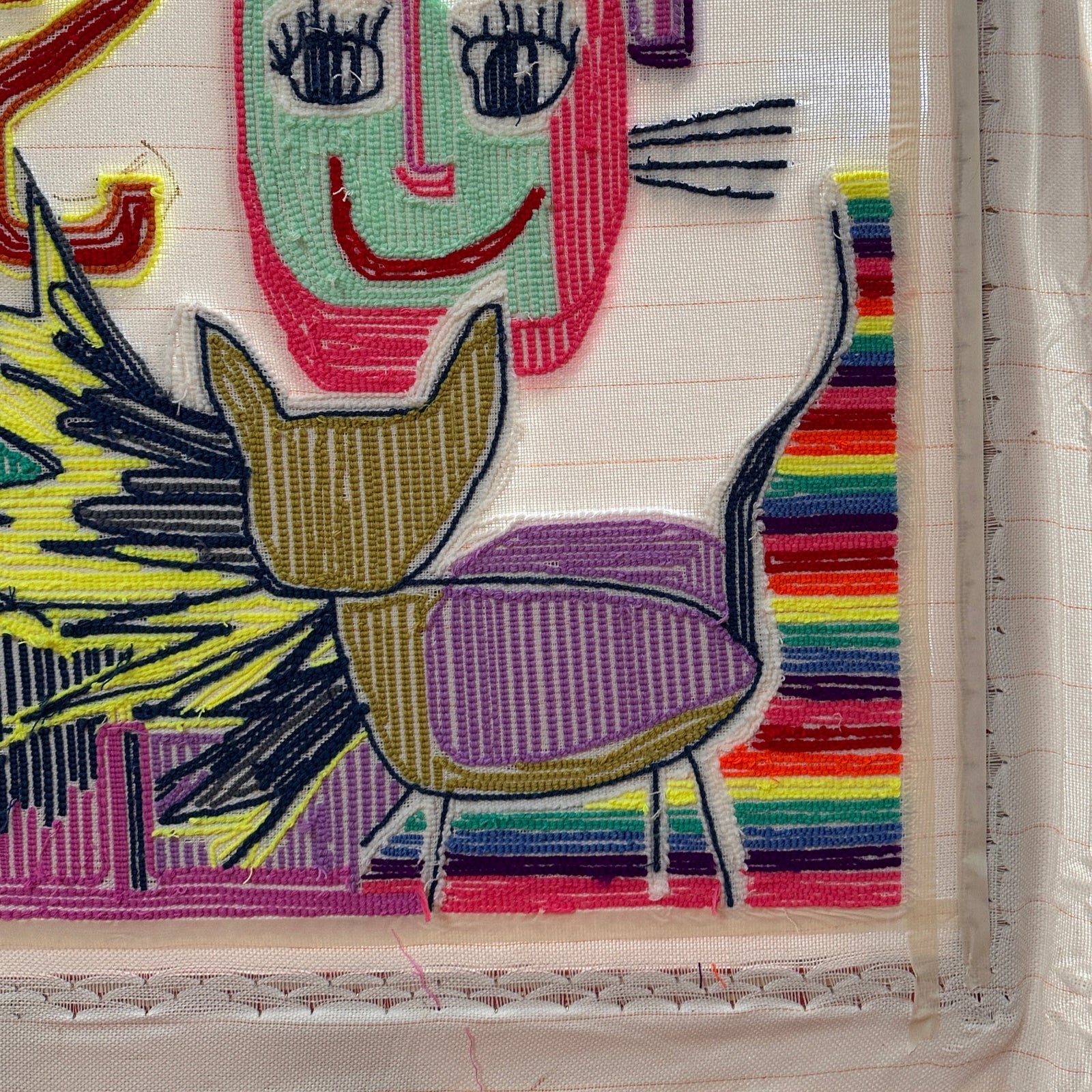 Freies Tufting im Atelier – Zeit für dein Projekt. Lehn dich zurück und lass dich inspirieren, wie es mit deinem Meisterwerk weiter geht. Sieht auch von hinten immer gut aus.