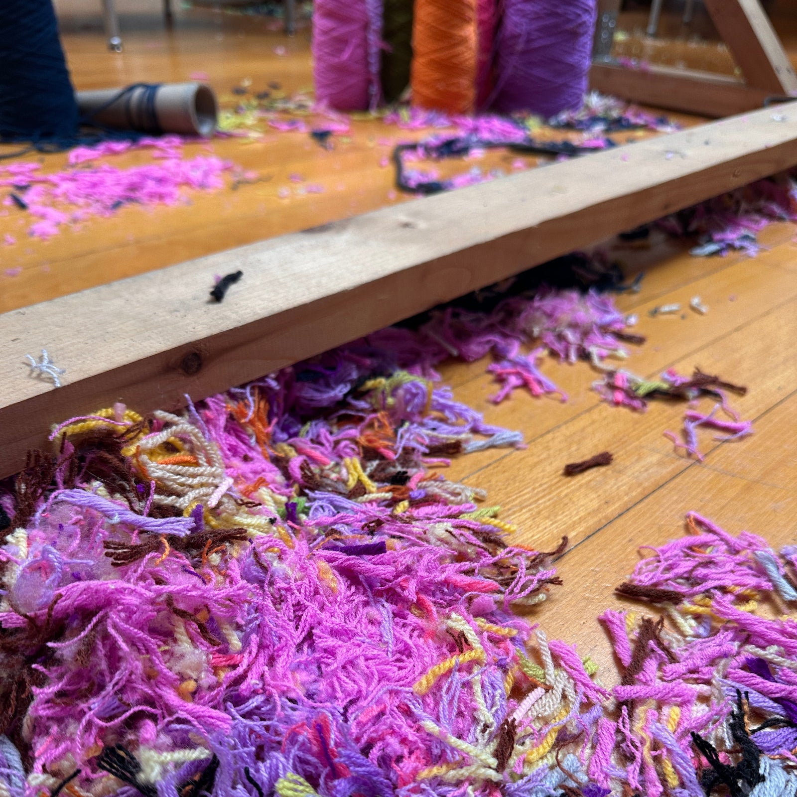 Freies Tufting im Atelier – Zeit für dein Projekt. Lass die bunten Wollreste dein kreatives Tufting-Konfetti sein.