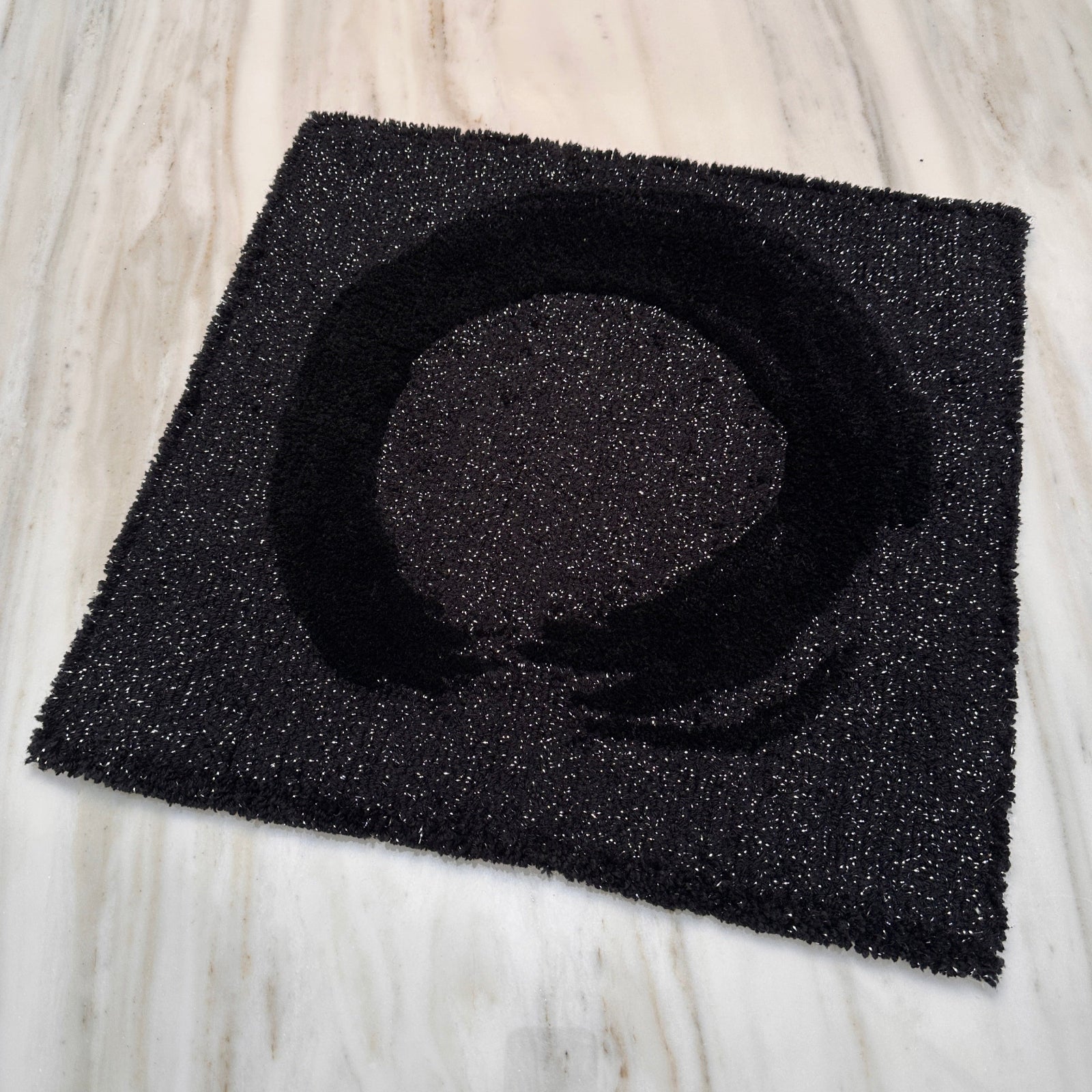 Tufting Intensiv – Zwei Tage dein Teppich deine Kraft. Auch schwarz auf schwarz bringt es auf den Punkt.