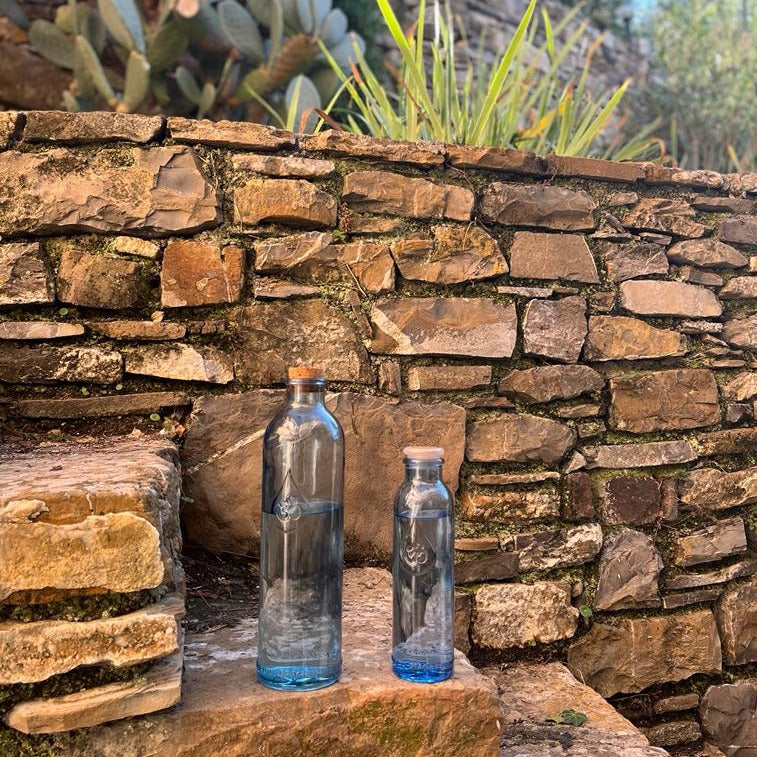 WASSERFLASCHE – 1,2 Liter aus Glas mit OM-Symbol - Flaschen