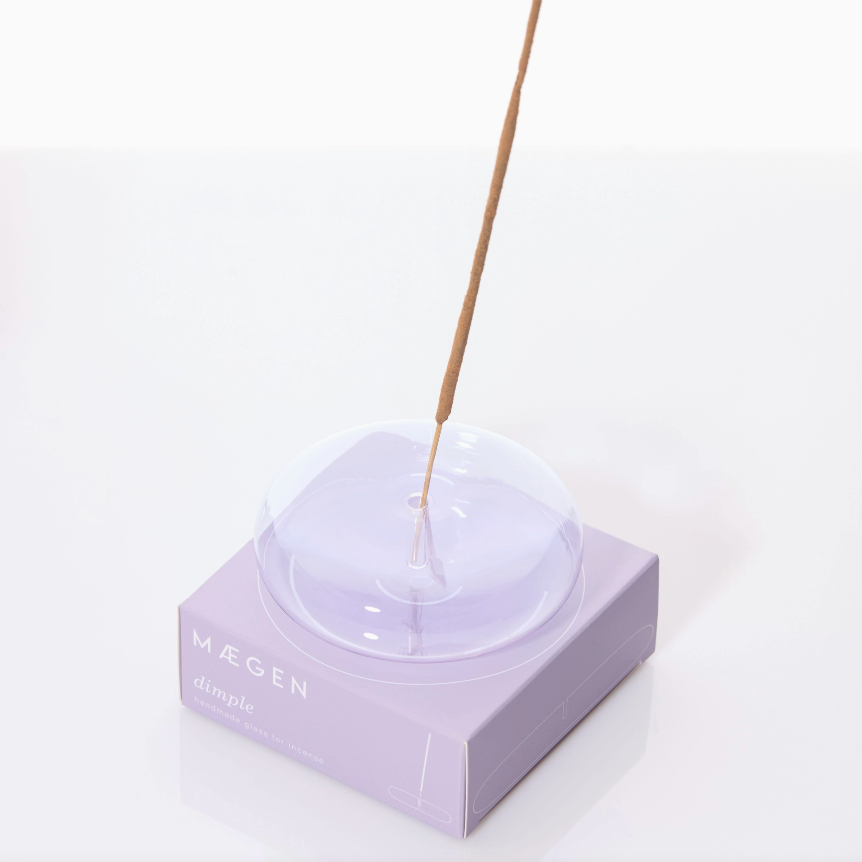 Minimalistischer Räucherstäbchenhalter von Maegen asu Glas.