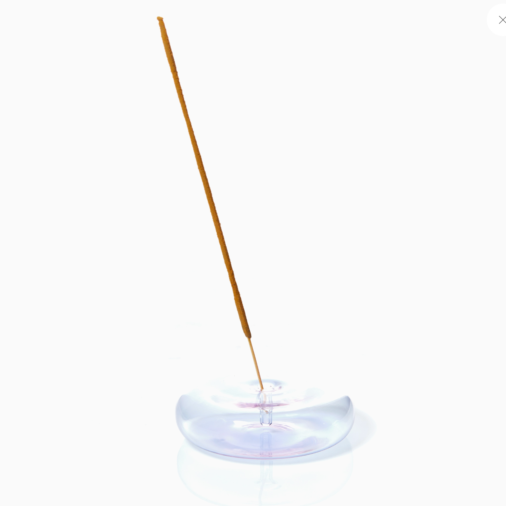 Minimalistischer Chick für das Räucher-Ritual mit dem Maegen Glas-Räucherstäbchen-Halter in Lavendel.