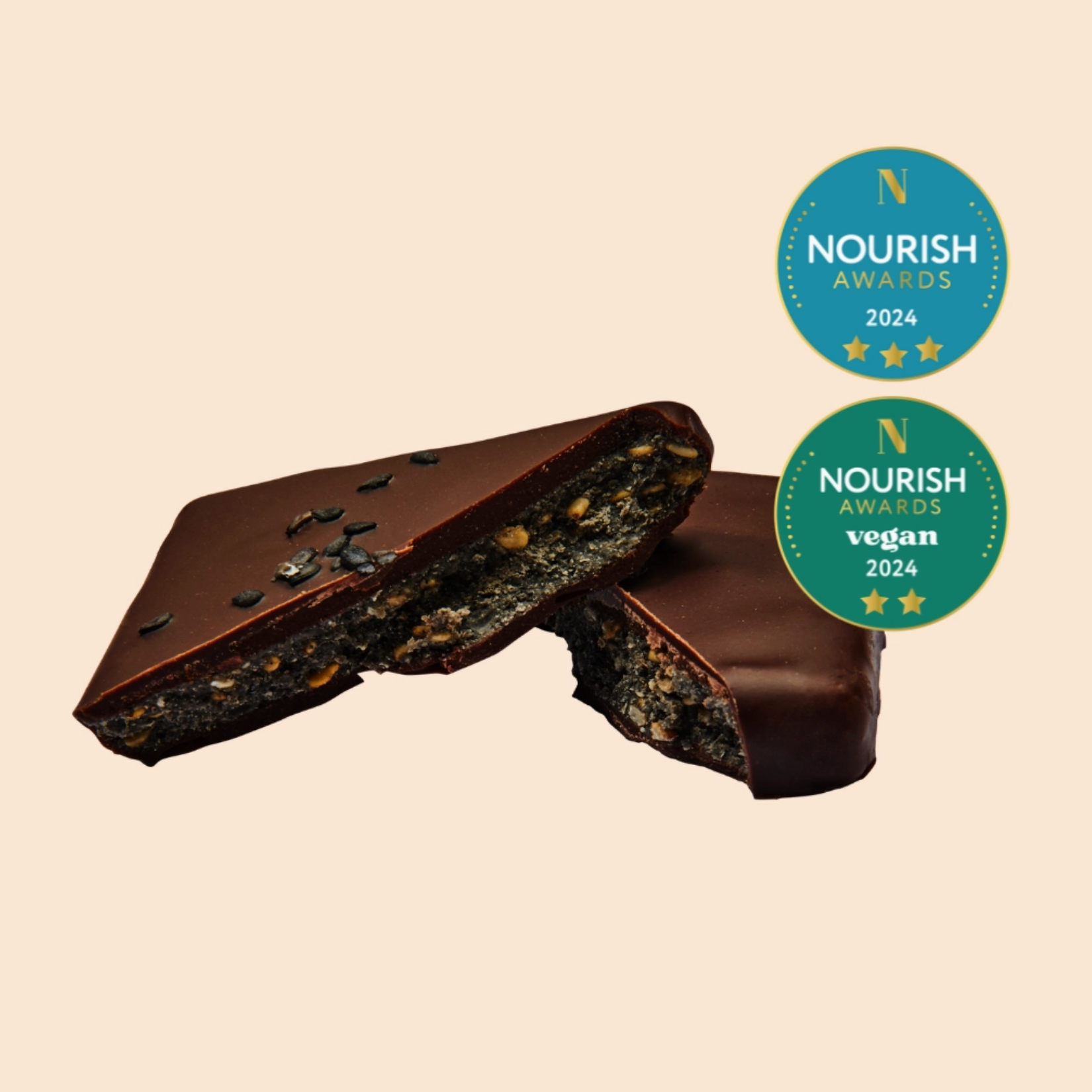 Schwarzer Sesam & Kardamom – vegane Bio-Praline mit Preis-Awards von Cosmic Dealer, man sieht die cremige Füllung der Praline | Marschmellow Soulfood