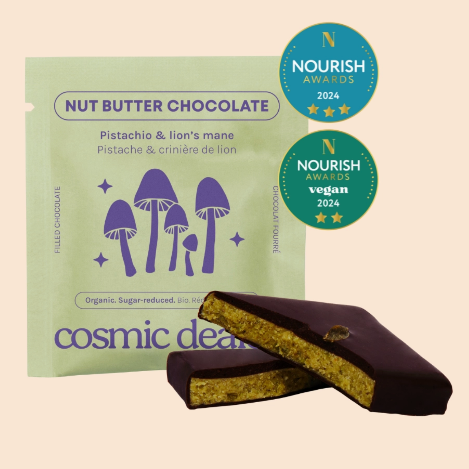 Vegane Superfood-Schokoladenpraline mit Pistazien und Löwenmähne vor der grünen Verpackung von Cosmic Dealer – preisgekrönter Ayurveda Snack mit funktionellen Pilzen und cleanen Zutaten.