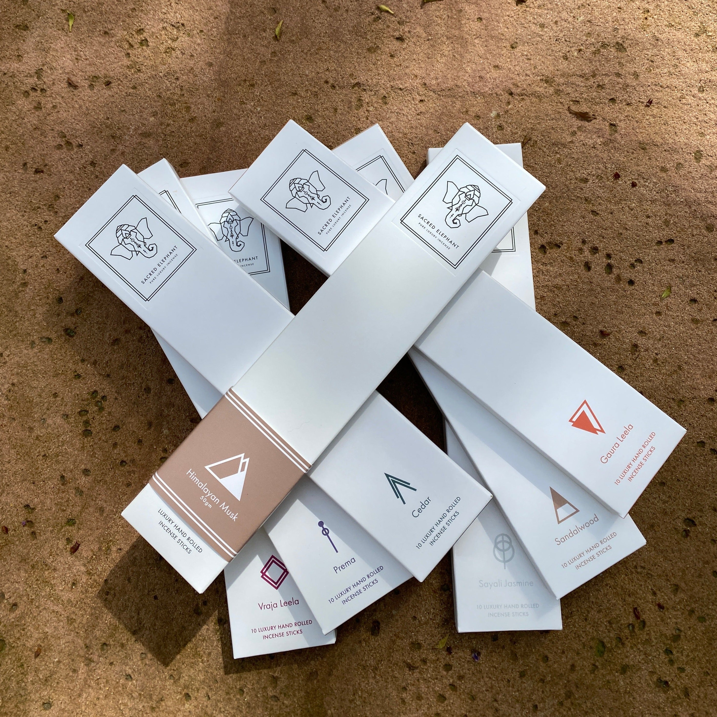 Sacred Elephant Räucherstäbchen im Set – Himalayan Musk neben weiteren Sorten der Basic Line, in natürlichem Licht auf warmer Fläche arrangiert.