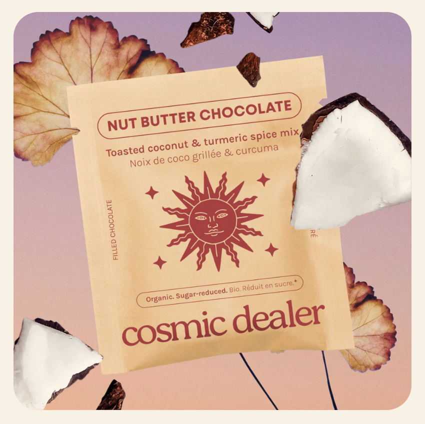 Kokos & Kurkuma Soulfood-Praline von Cosmic Dealer – vegane Bio-Schokolade mit Mandelbutter, gerösteter Kokosnuss und goldener Würze. Preisgekrönt & handmade.