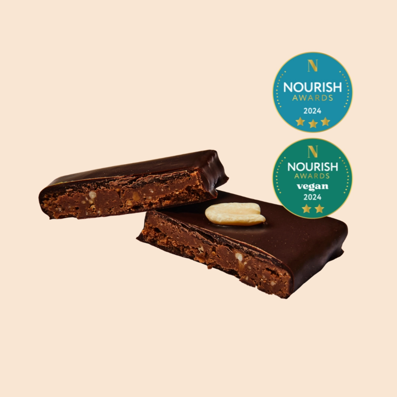 Dunkle vegane Bio-Praline mit Erdnussbutter und Rauchsalz von Cosmic Dealer – ausgezeichnet mit zwei Nourish Awards 2024.