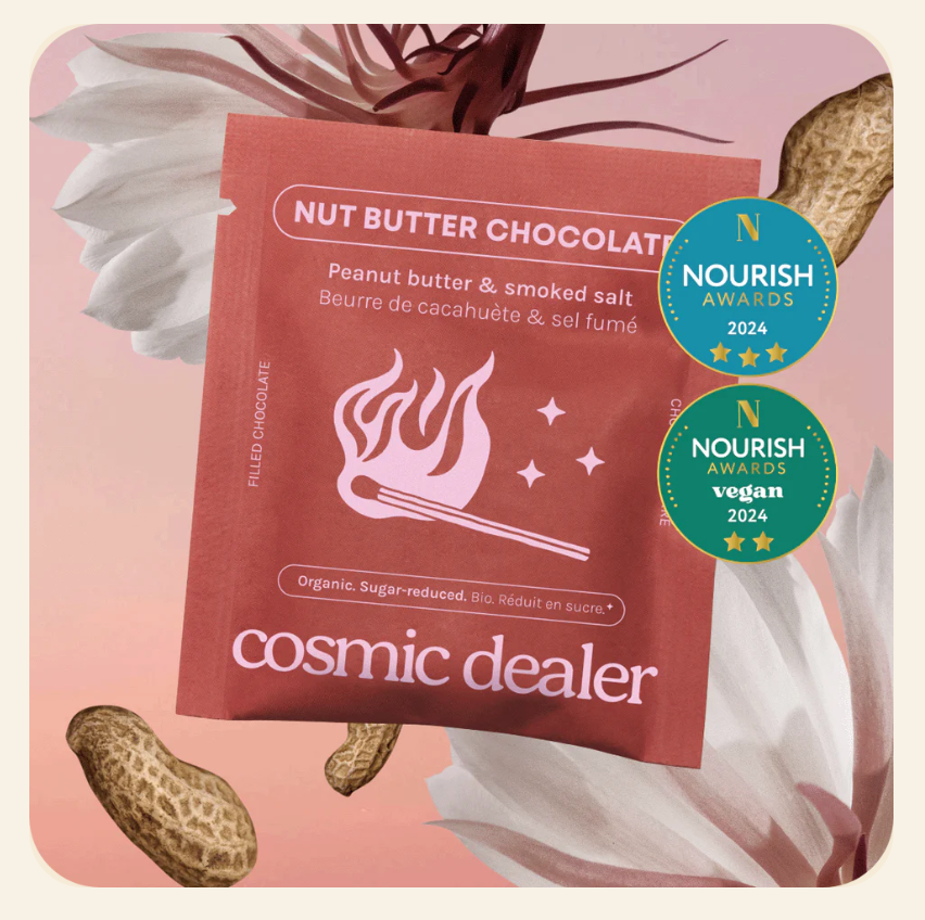 Verpackung der veganen Bio-Praline Erdnussbutter & Rauchsalz von Cosmic Dealer – handgemacht in Frankreich und preisgekrönt.