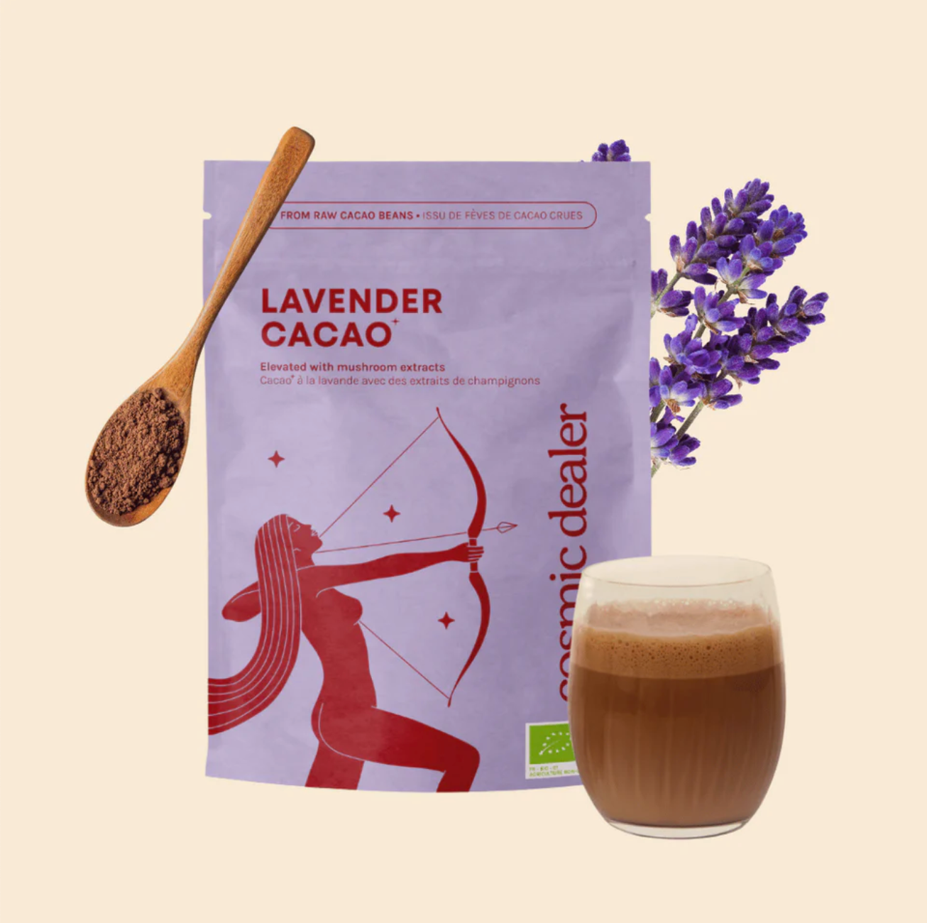 Cosmic Dealer Lavendel Kakao – vegane Trinkschokolade mit Reishi & Lucuma, Produktbild mit Glas und Lavendelblüten