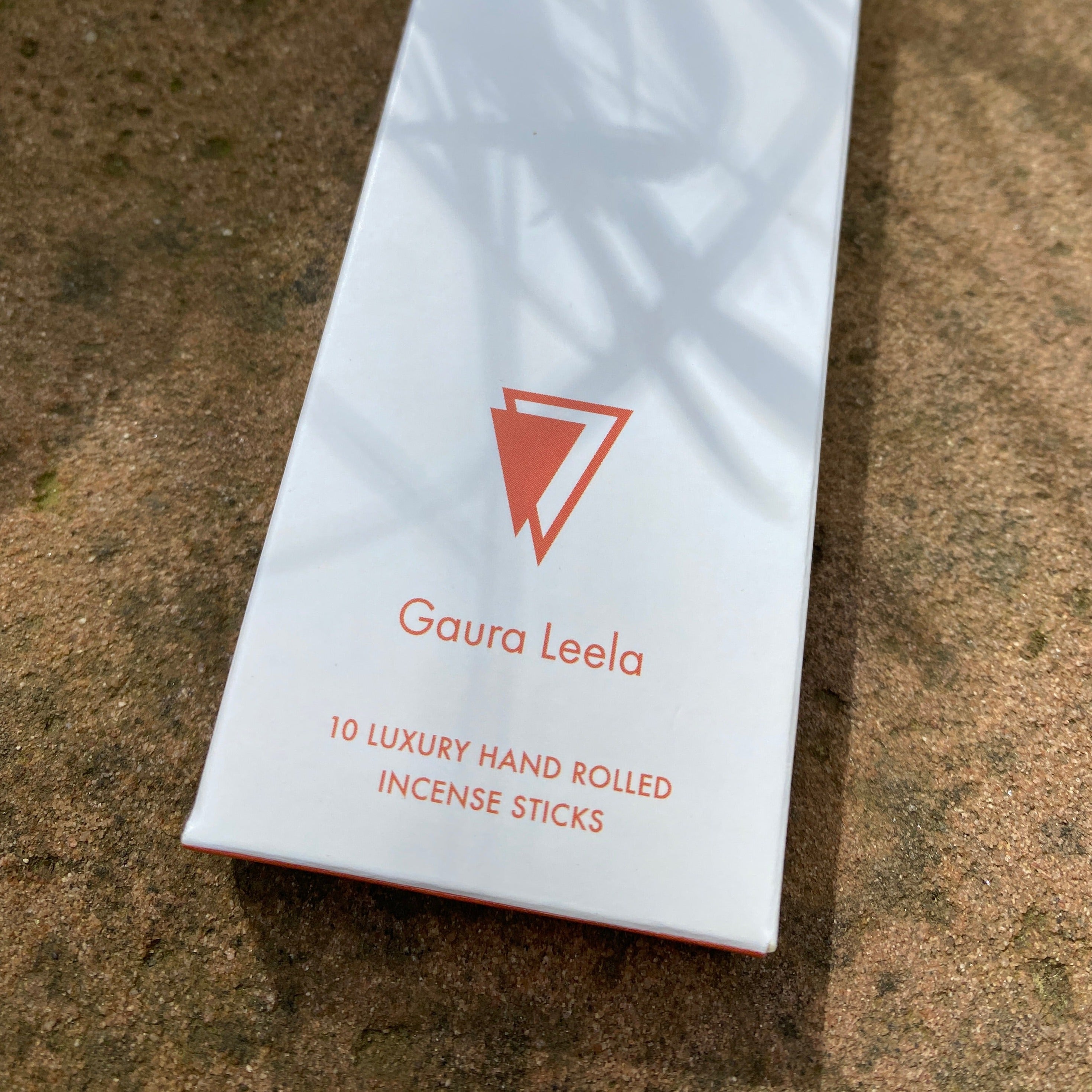 Sacred Elephant Gaura Leela Räucherstäbchen – edle Packung im Sonnenlicht, Duft mit Amber & Safran, warm und harmonisierend.