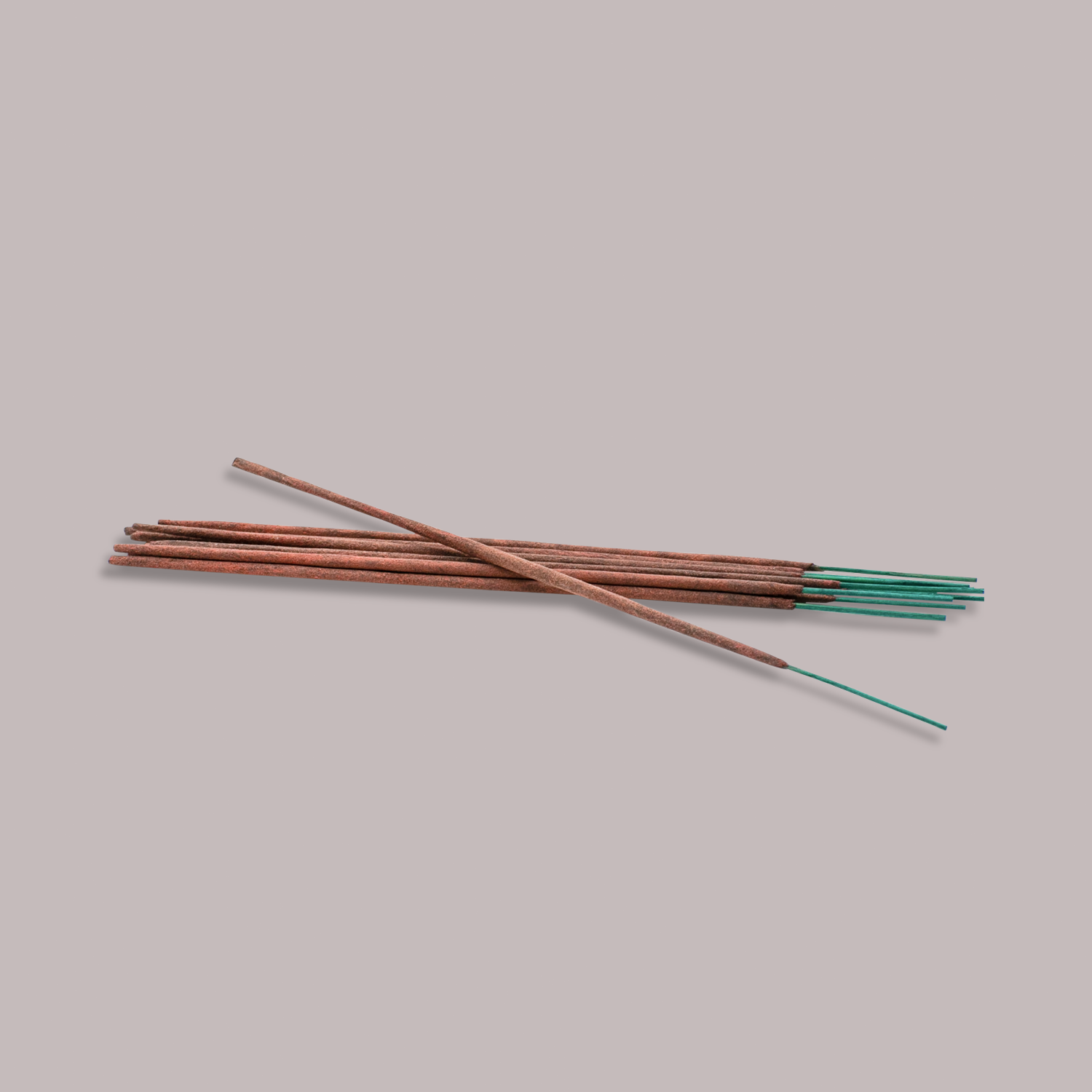 Gaura Leela Räucherstäbchen von Sacred Elephant – filigrane, handgerollte Sticks auf hellem Hintergrund, Duft von Amber und Safran.