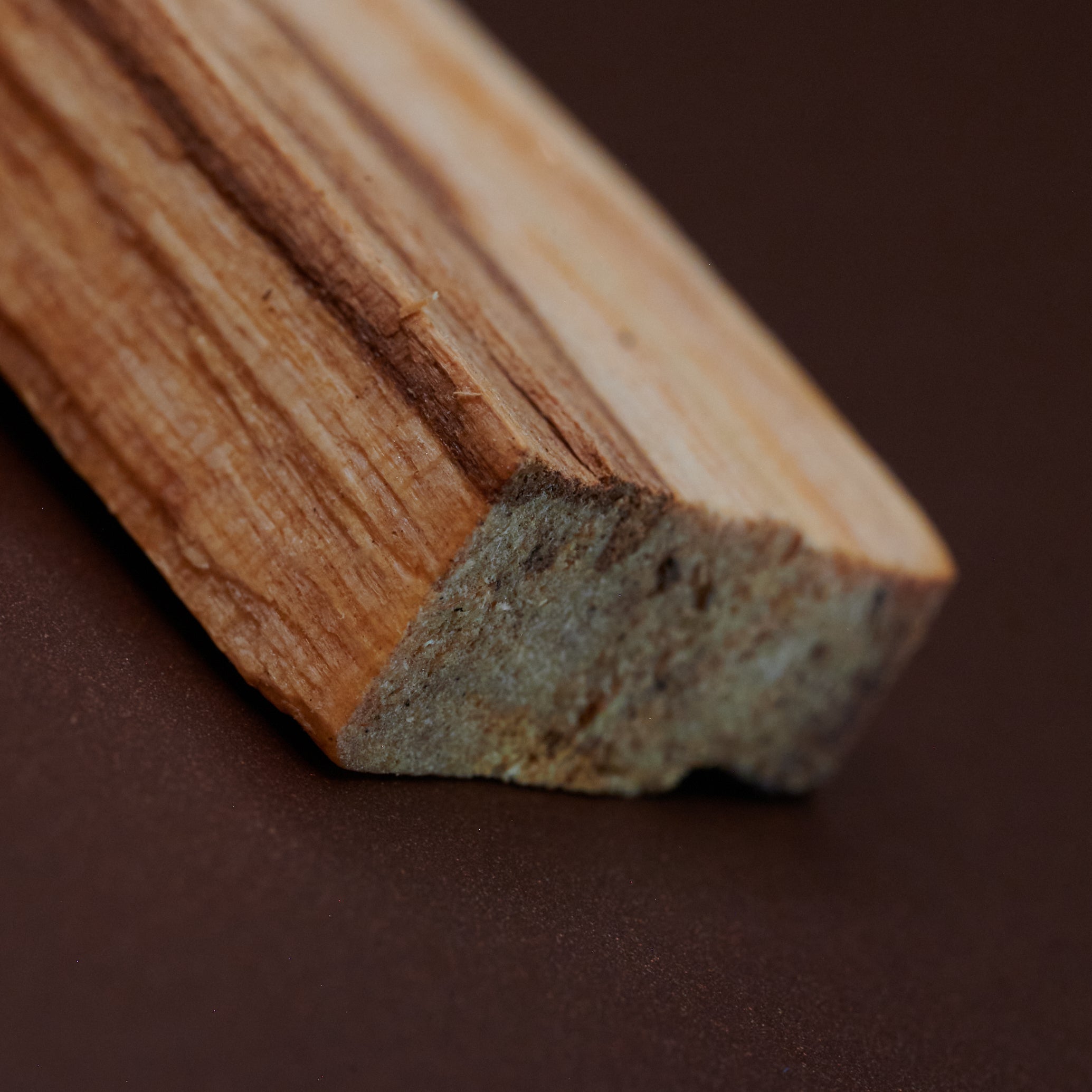 Einzelnes Palo Santo Holzstück – schlanker Scheit mit klarer Form und natürlicher Oberfläche