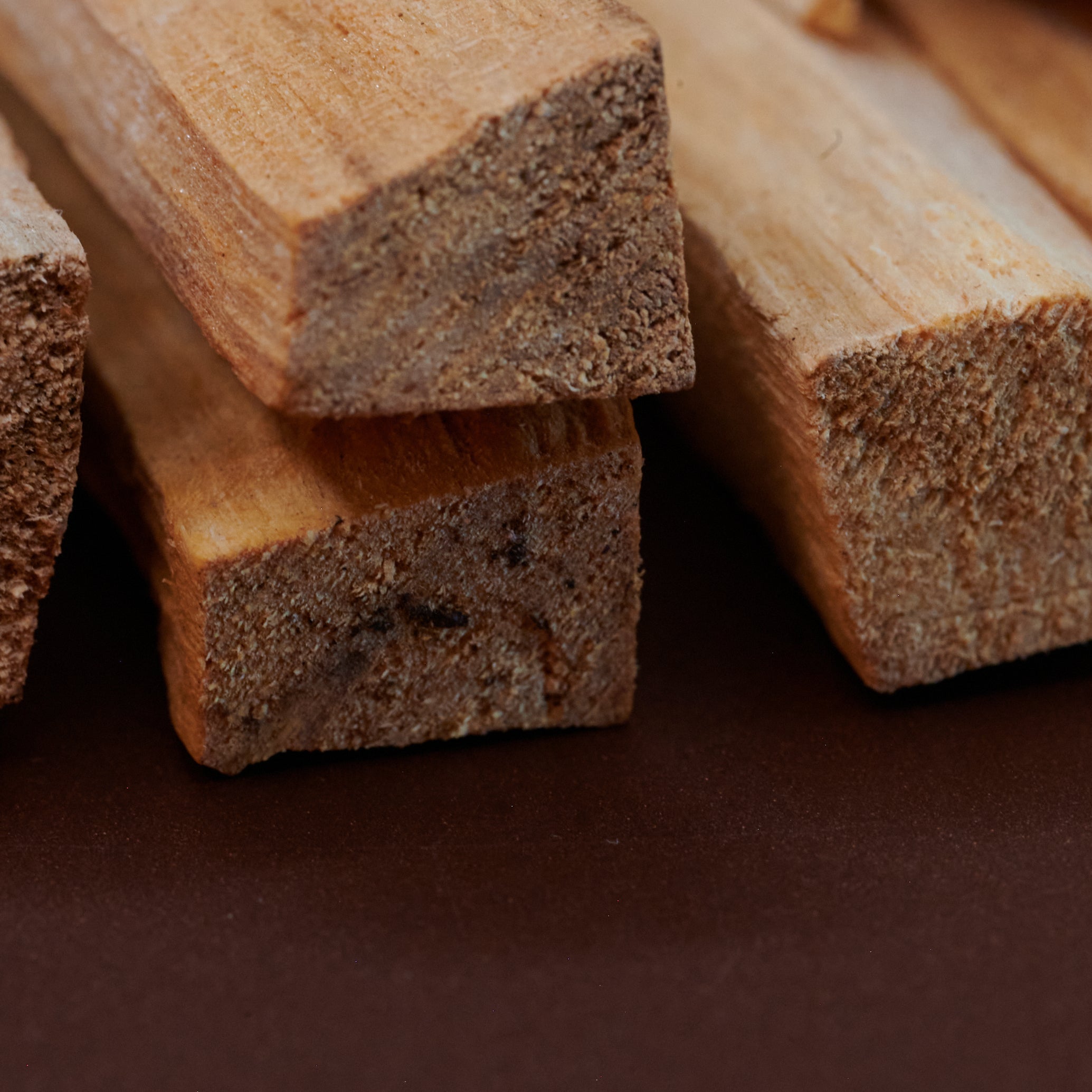 Palo Santo Holz Detailaufnahme der Schnittfläche – feine Struktur und hochwertige Qualität sichtbar