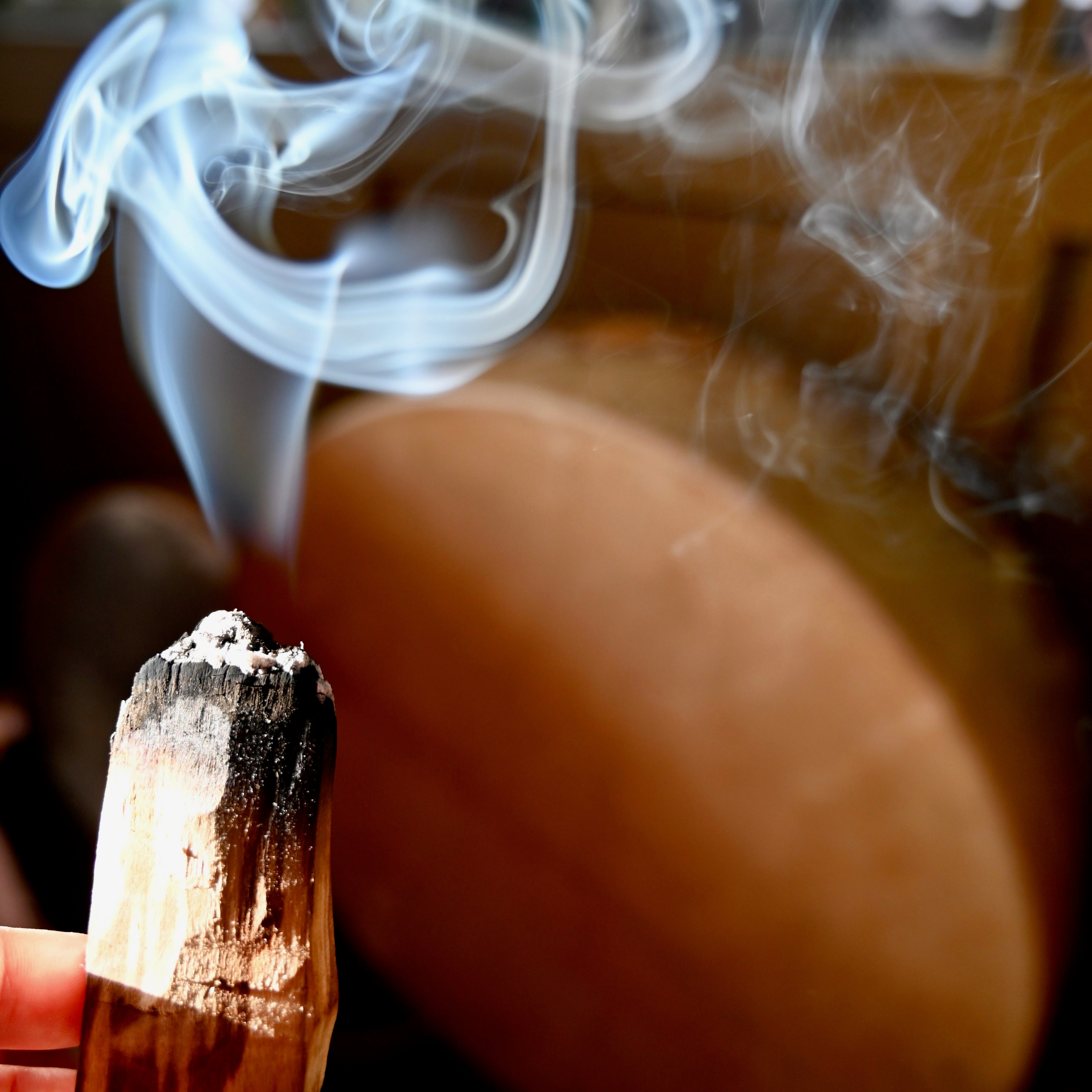 Palo Santo beim Räuchern – sanfter Rauch für eine ruhige und klärende Atmosphäre im Raum