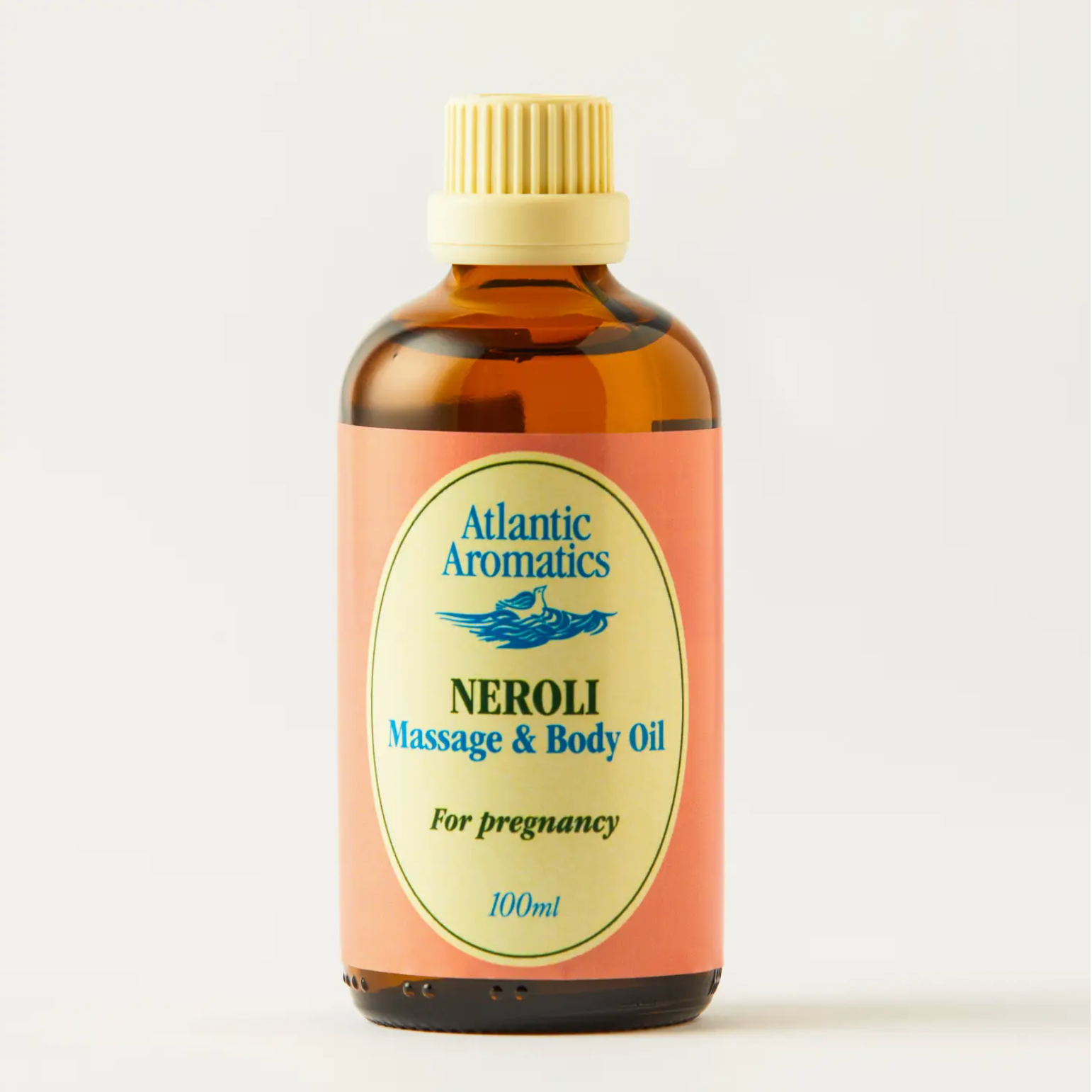 Produktshot, der die braune Glasflasche mit Aufkleber zeigt, in dem sich das Bio-Massageöl befindet. Der Aufkleber hat die Grundfarbe pfirsich, der an die Bitterorangenblüte erinnert.