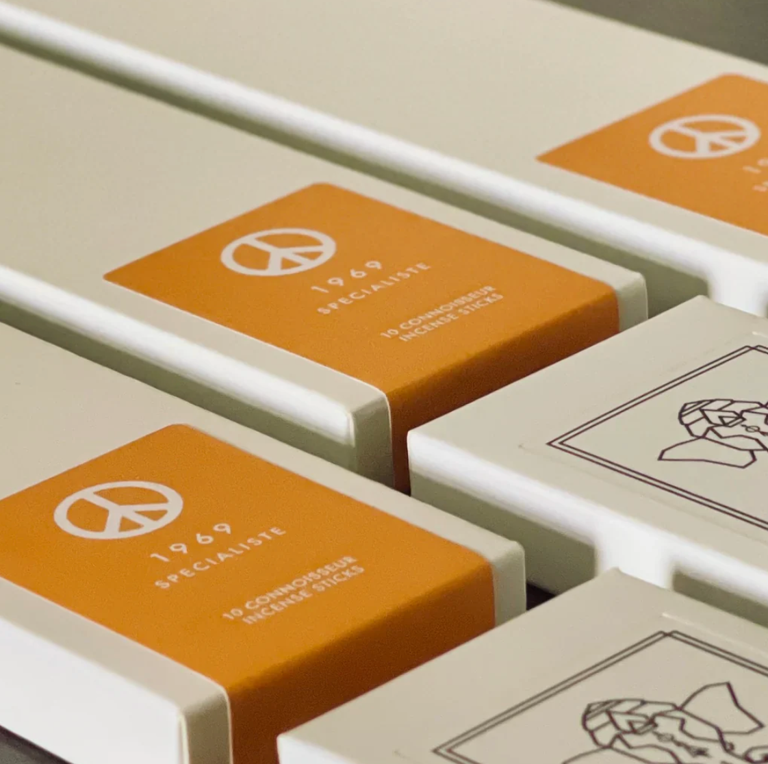 Sacred Elephant 1969 Räucherstäbchen – naturreine Patchouli-Düfte im Retro-Boho-Stil mit Peace-Zeichen auf orangefarbenem Packaging.