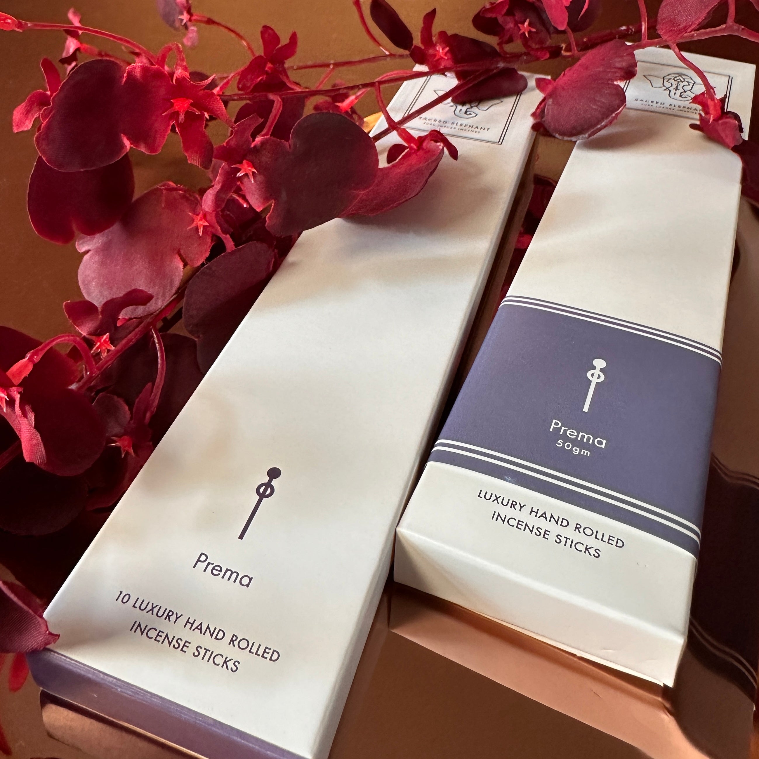 Zwei Prema 50 g Räucherstäbchen-Packungen von Sacred Elephant auf Kupfertablett – Duft der göttlichen Liebe.