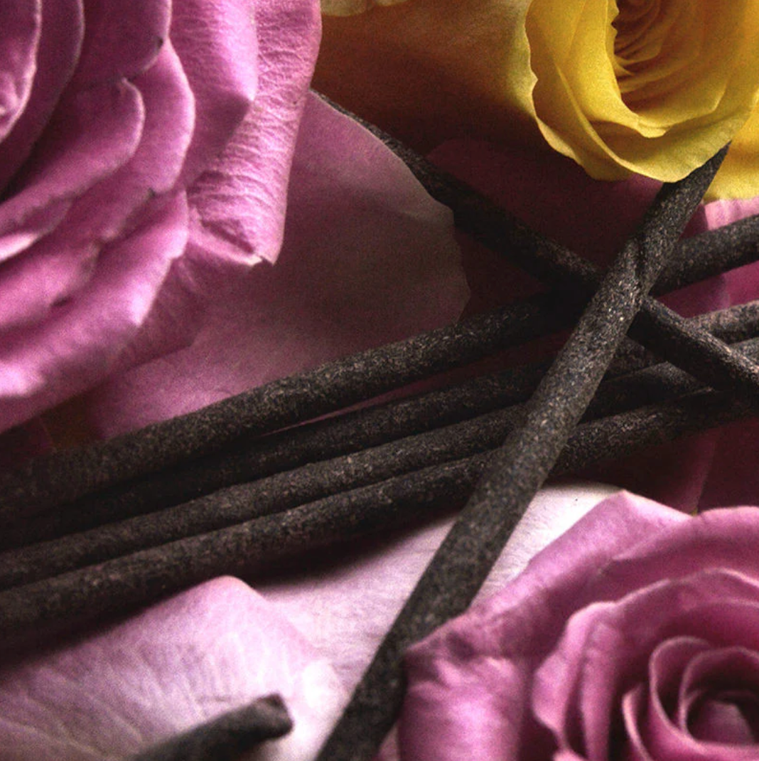 Nahaufnahme von Prema Räucherstäbchen mit Rosen und Blüten – duftende Mischung aus fünf heiligen Blumen.