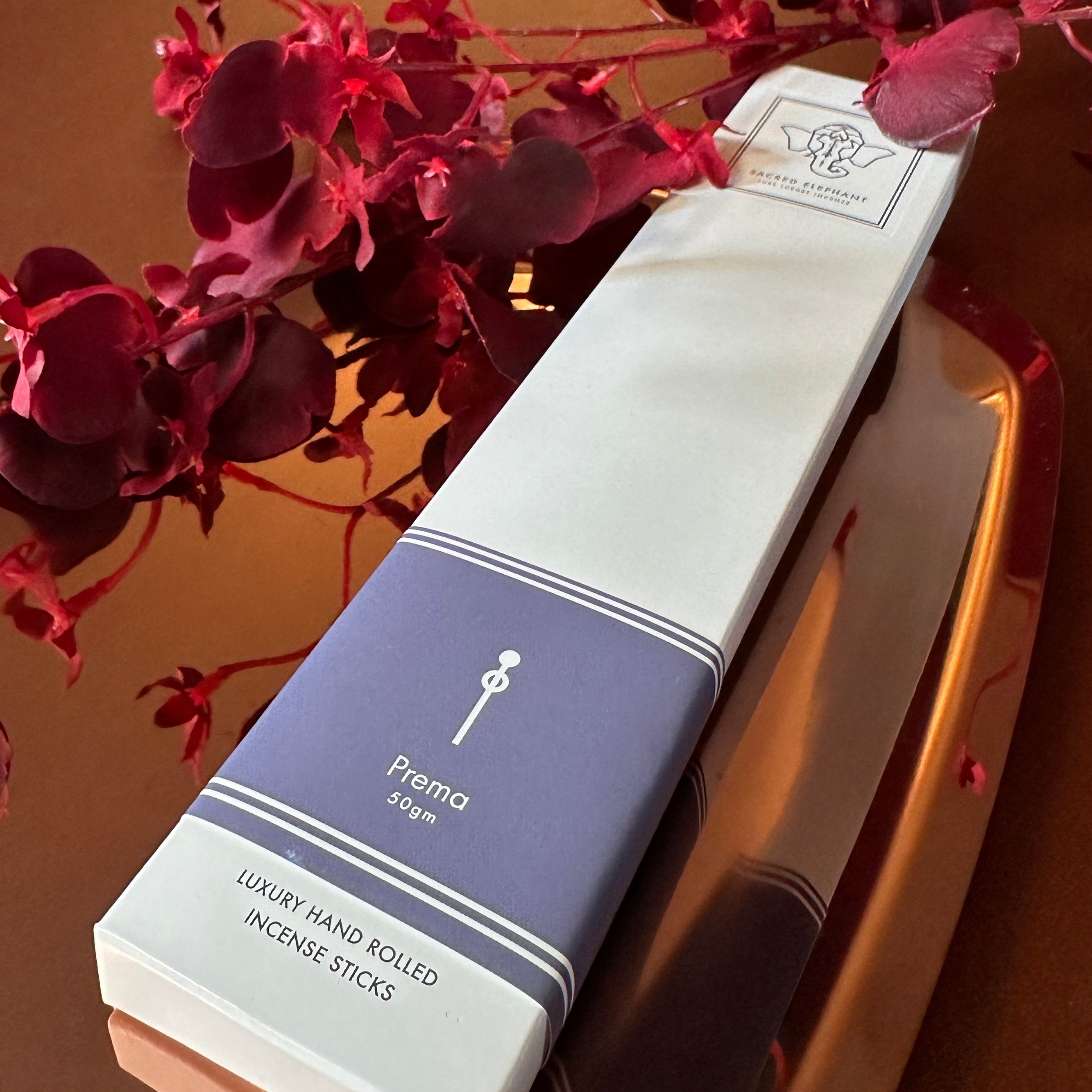 Prema 50 g Räucherstäbchen von Sacred Elephant – luxuriöse indische Blumendüfte mit Sandelholz und Rose auf goldenem Untergrund.