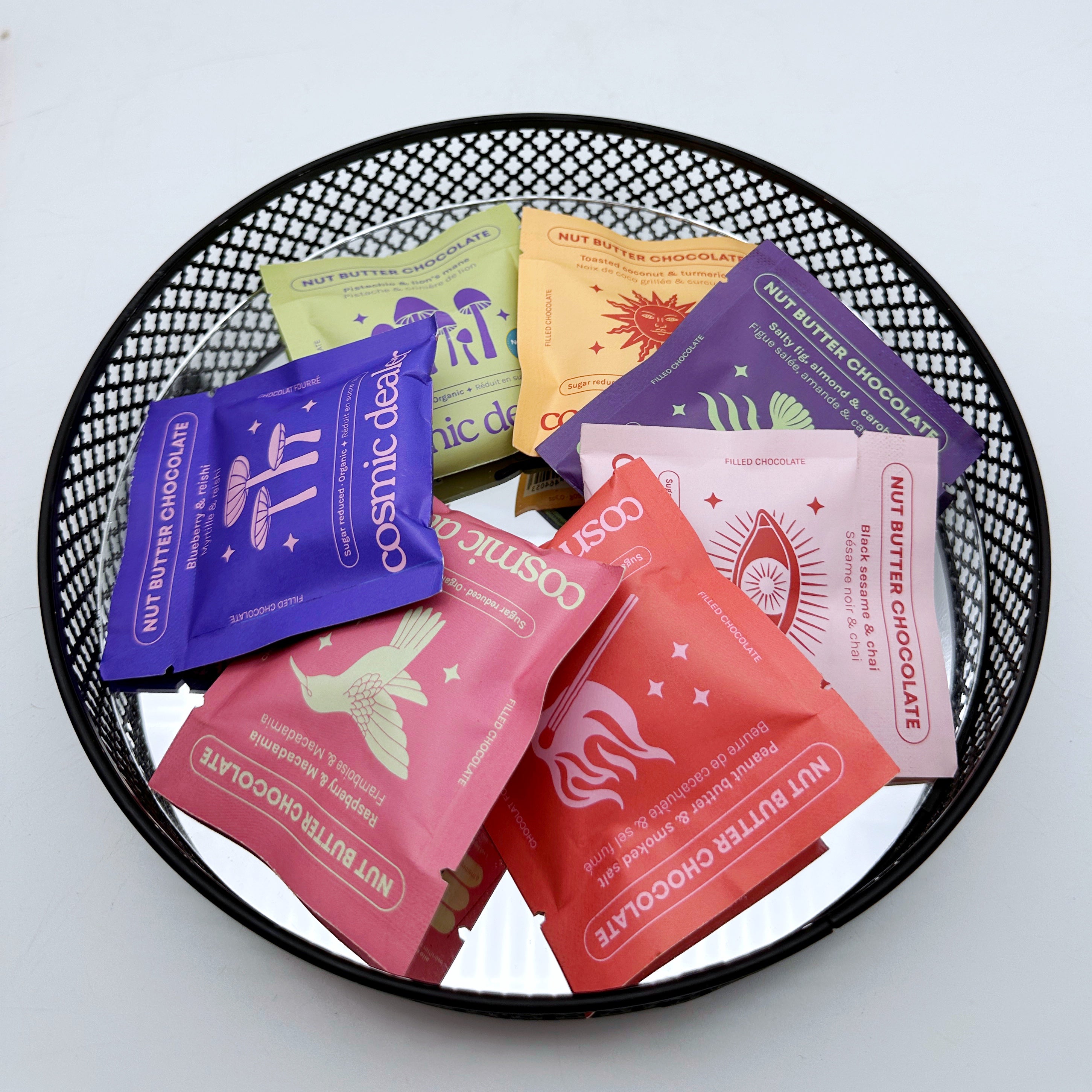 Alle 7 Soulfood-Pralinen von Cosmic Dealer in einer Schale – vegane Bio-Schokolade mit adaptogenen Pflanzen und Superfoods.“