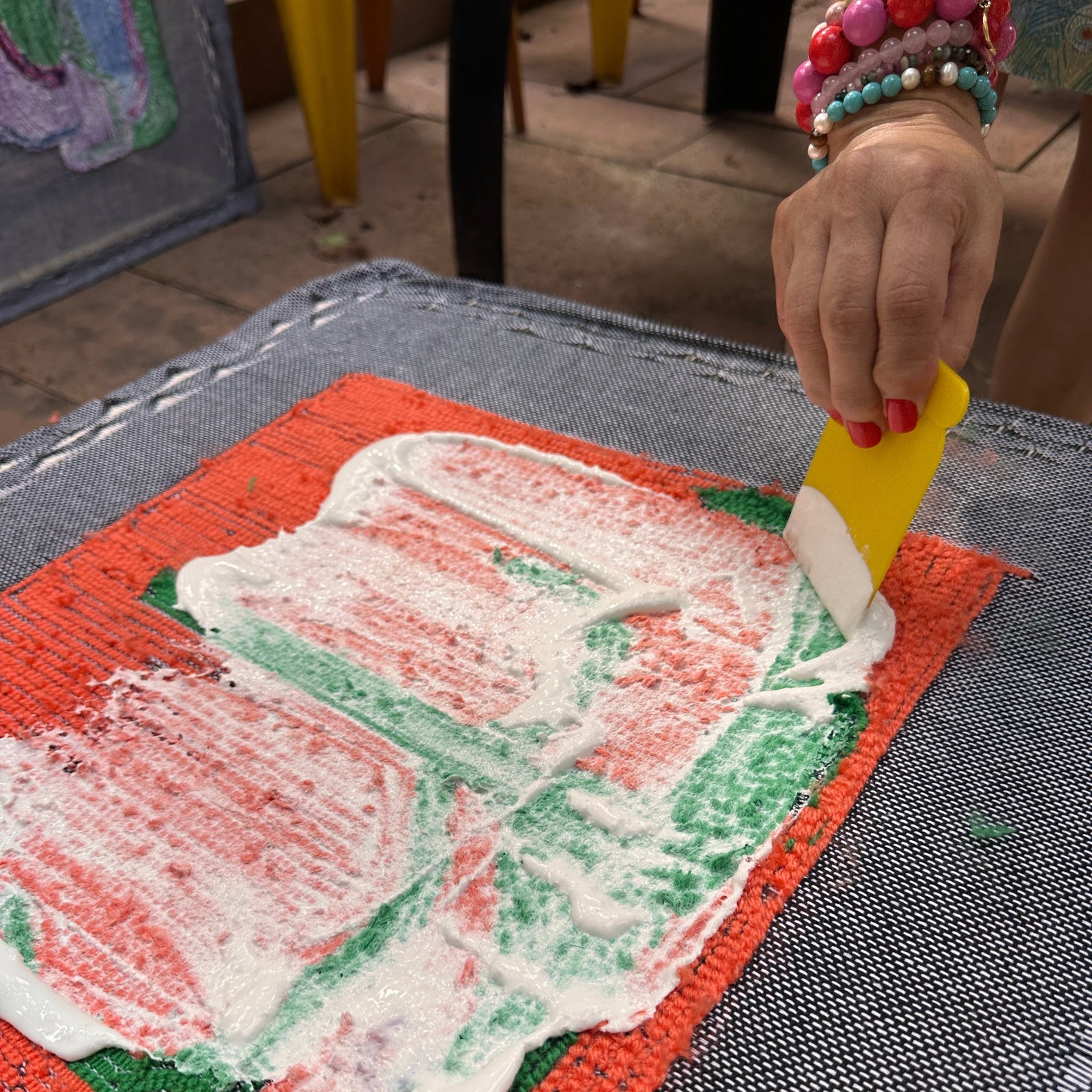 Tufting Workshop – Teppich schießen an einem Tag und am Ende mit Latex bestreichen, damit die Wolle bleibt, wo sie sein soll.