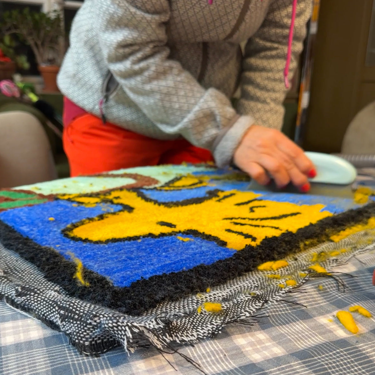 Tufting Workshop – Teppich schießen an einem Tag und am Ende die rasierten Wollfussel abbürsten, bevor das Werk versiegelt wird.