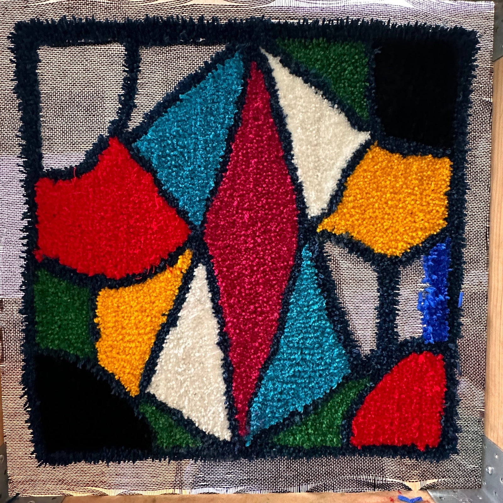 Tufting Intensiv – Zwei Tage dein Teppich deine Kraft. Schritt für Schritt werden die Konturen mit Wolle gefüllt.