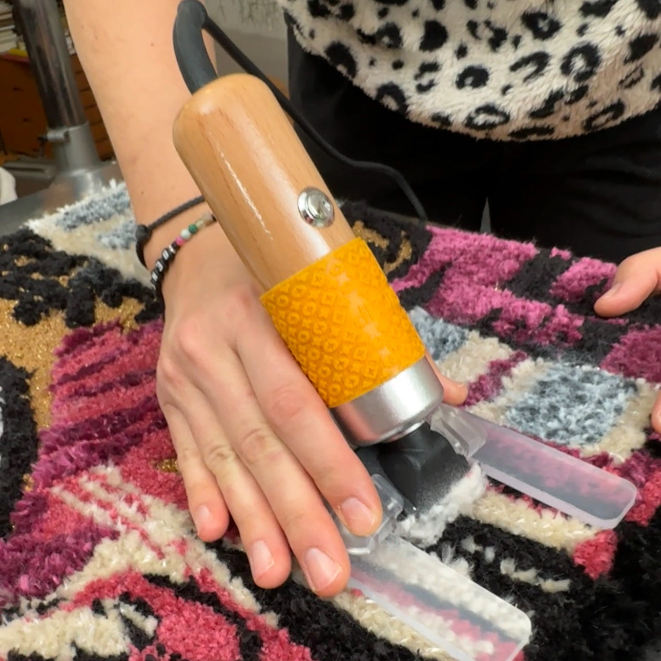 Tufting Intensiv – Zwei Tage dein Teppich deine Kraft. Am Ende wird der Teppich rasiert, damit er seine Ganze Schönheit zeigen kann.
