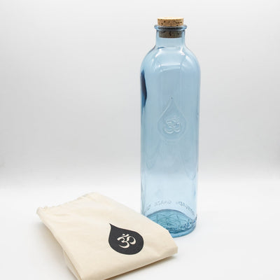 WASSERFLASCHE – 1,2 Liter aus Glas mit OM-Symbol
